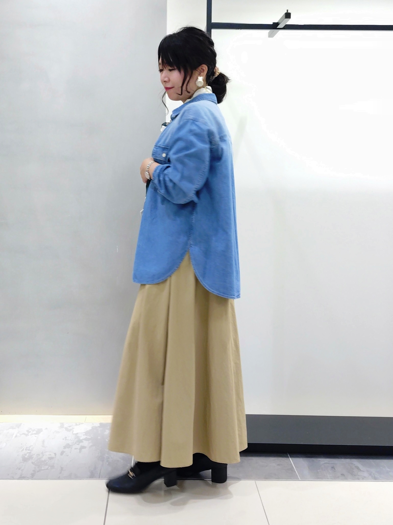 TOMOMIさんの「INDIVI｜【洗える／体型カバー】ライトデニム ワークシャツ」を使ったコーディネート