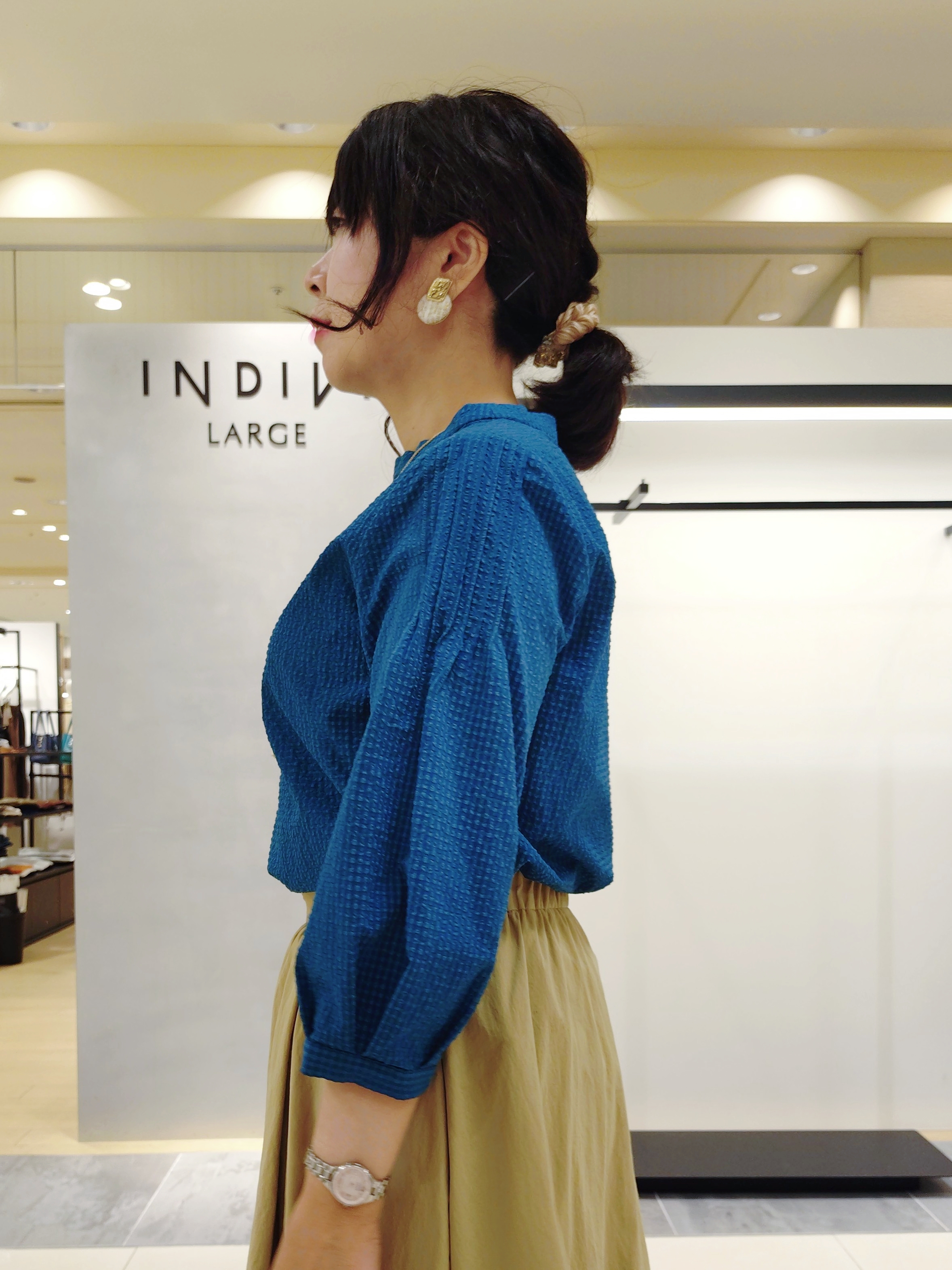 TOMOMIさんの「INDIVI｜【撥水／裏地なし軽量】ギャザーボリュームスカート」を使ったコーディネート