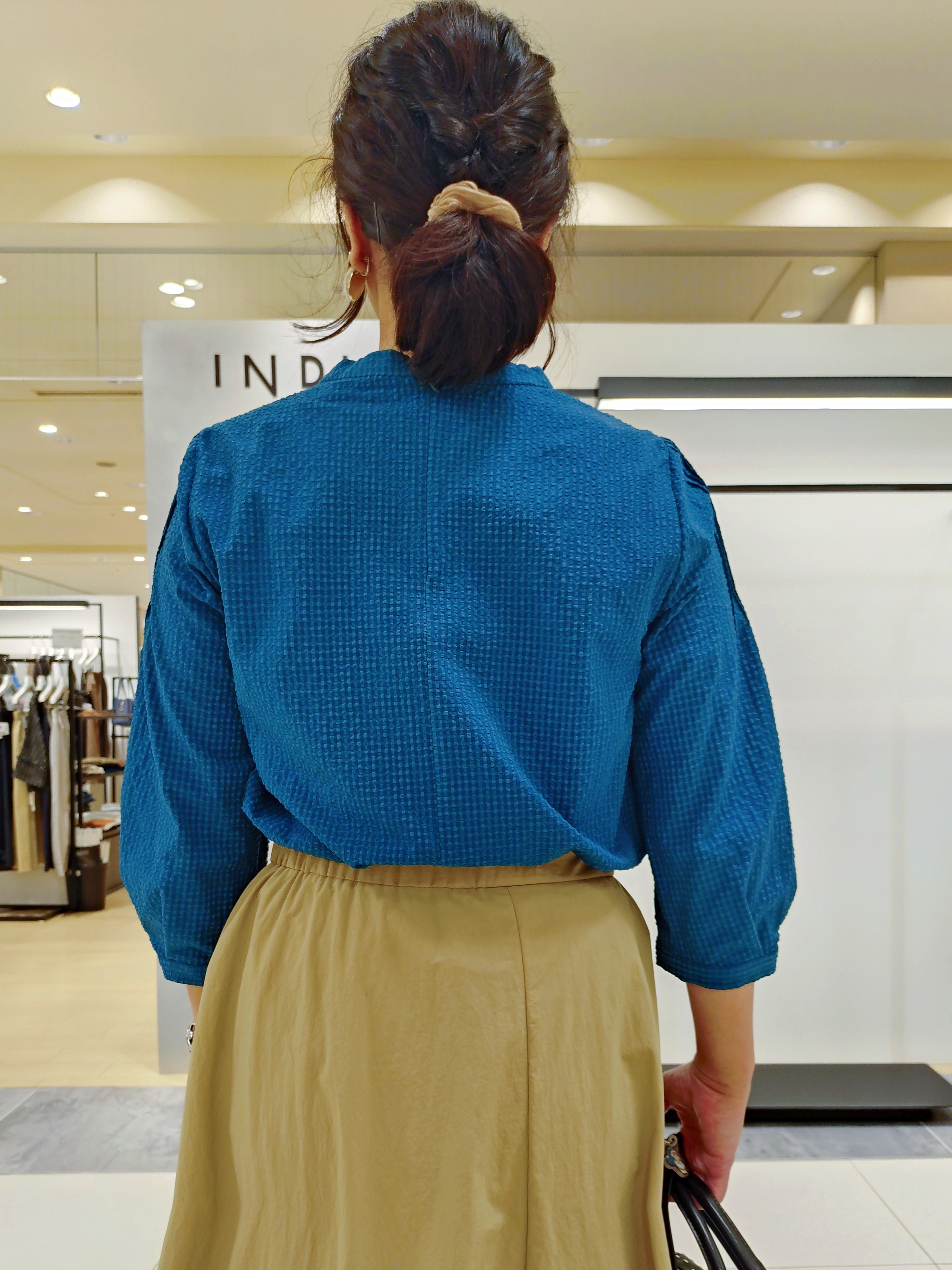 TOMOMIさんの「INDIVI｜【撥水／裏地なし軽量】ギャザーボリュームスカート」を使ったコーディネート