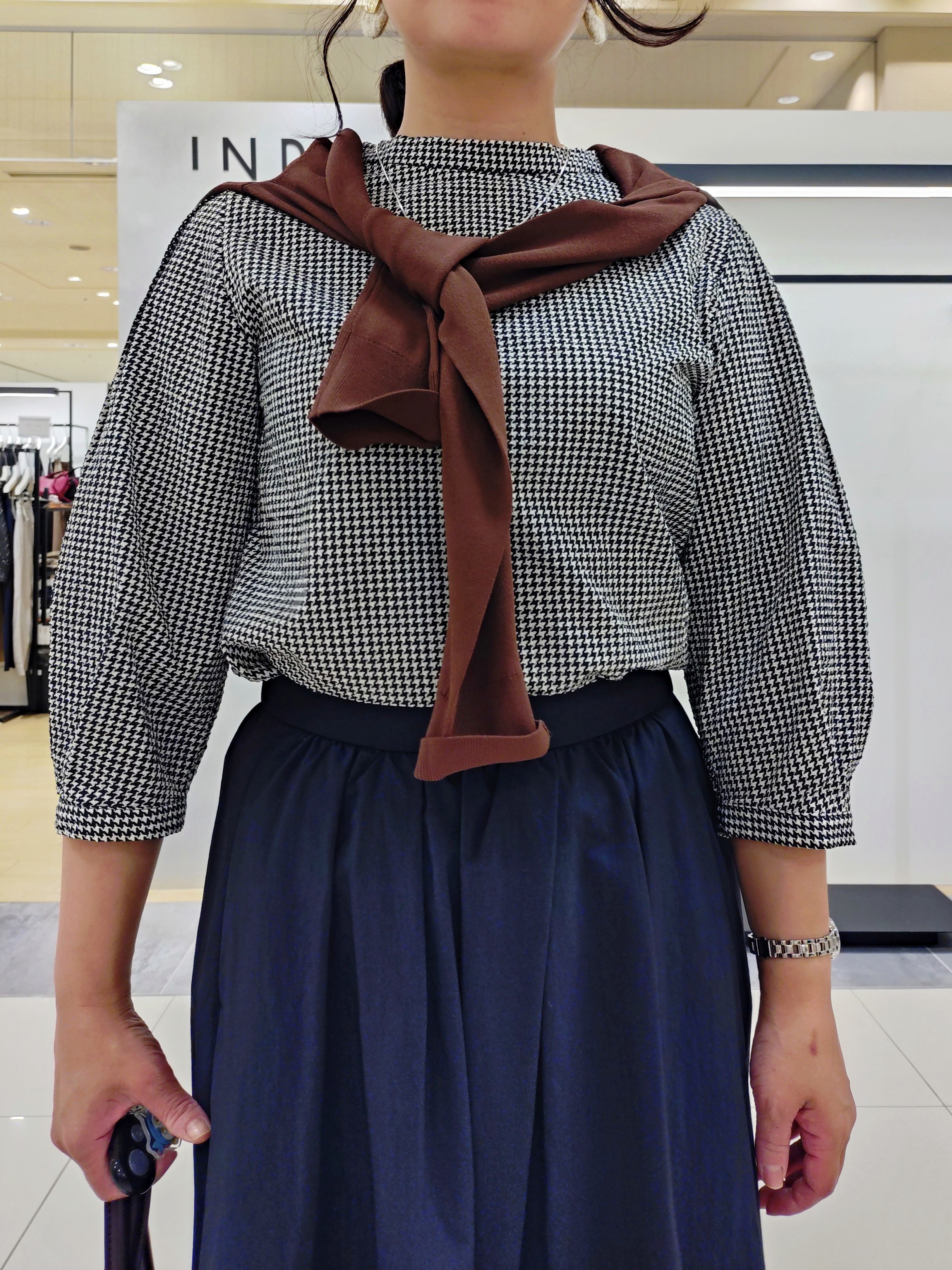 TOMOMIさんの「INDIVI｜【2点セット】5分袖ニット＆カーディガン きれいめアンサンブルニット」を使ったコーディネート