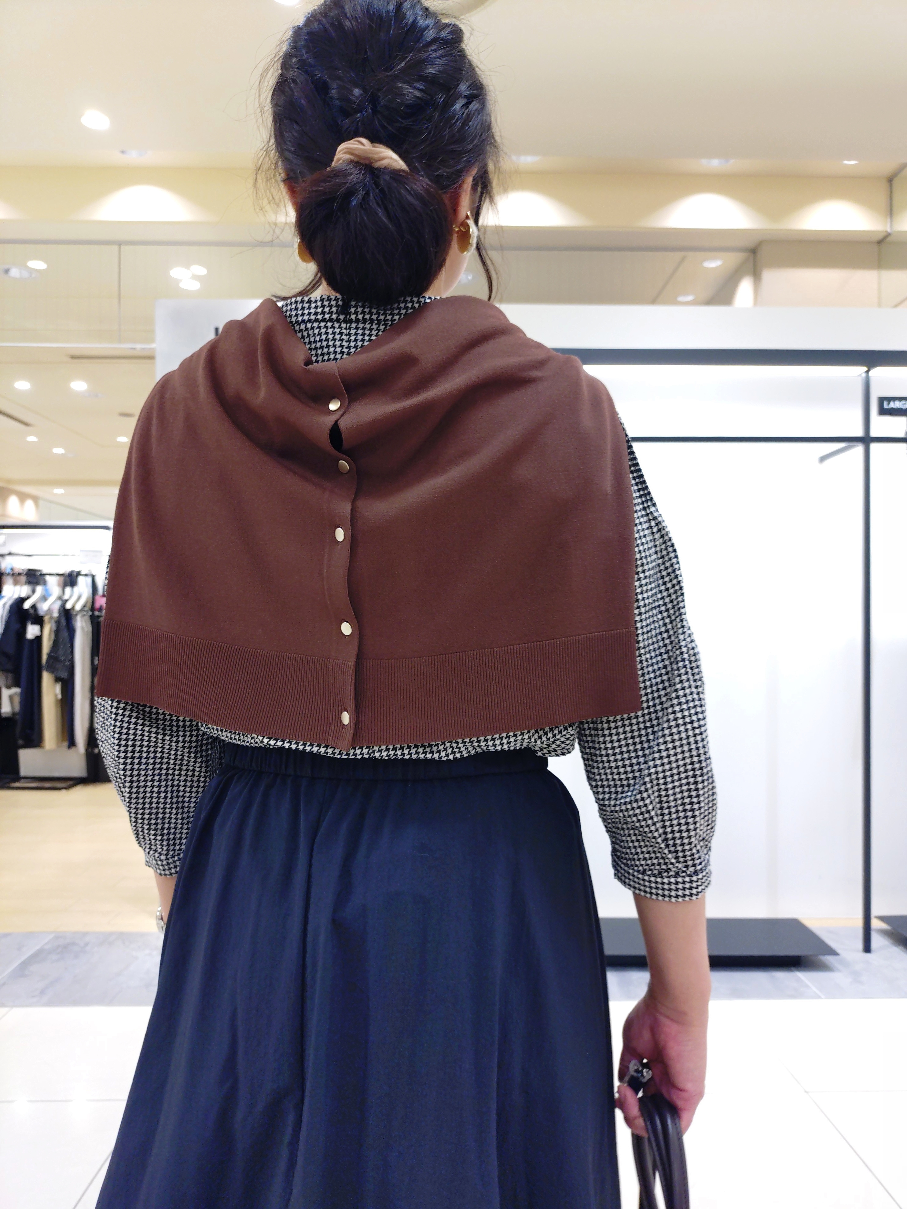 TOMOMIさんの「INDIVI｜【2点セット】5分袖ニット＆カーディガン きれいめアンサンブルニット」を使ったコーディネート