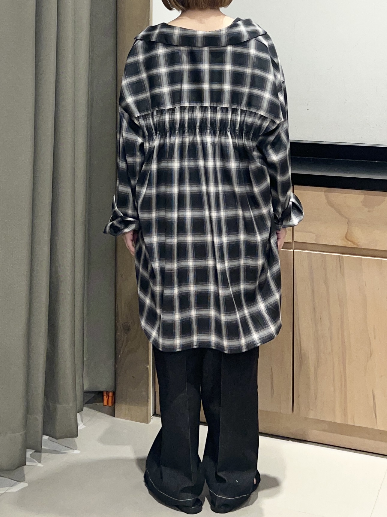 かのさんの「THE SHOP TK｜後ろ姿も着映える バックシャーリングシャツ」を使ったコーディネート