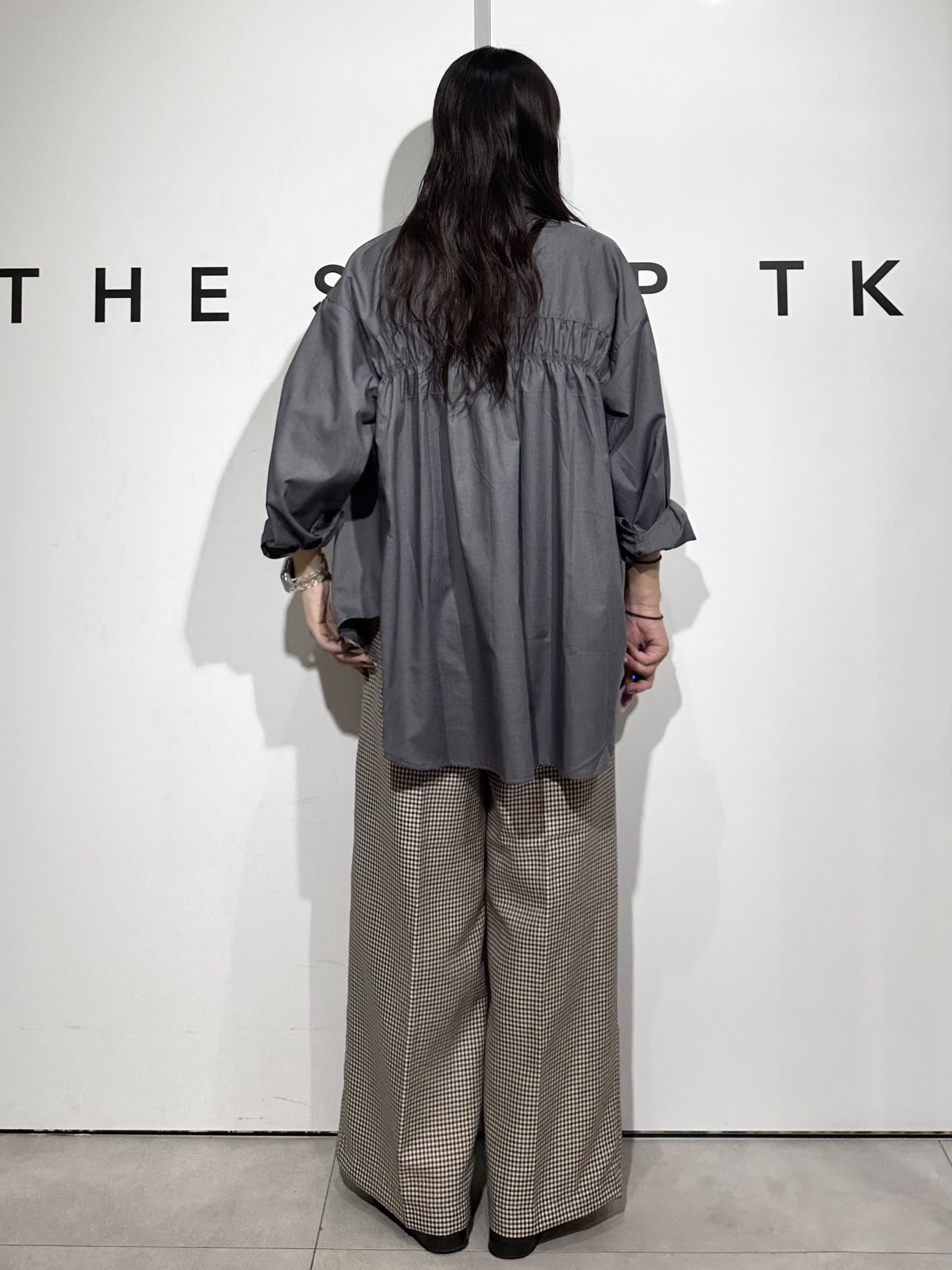 cottonさんの「THE SHOP TK｜後ろ姿も着映える バックシャーリングシャツ」を使ったコーディネート