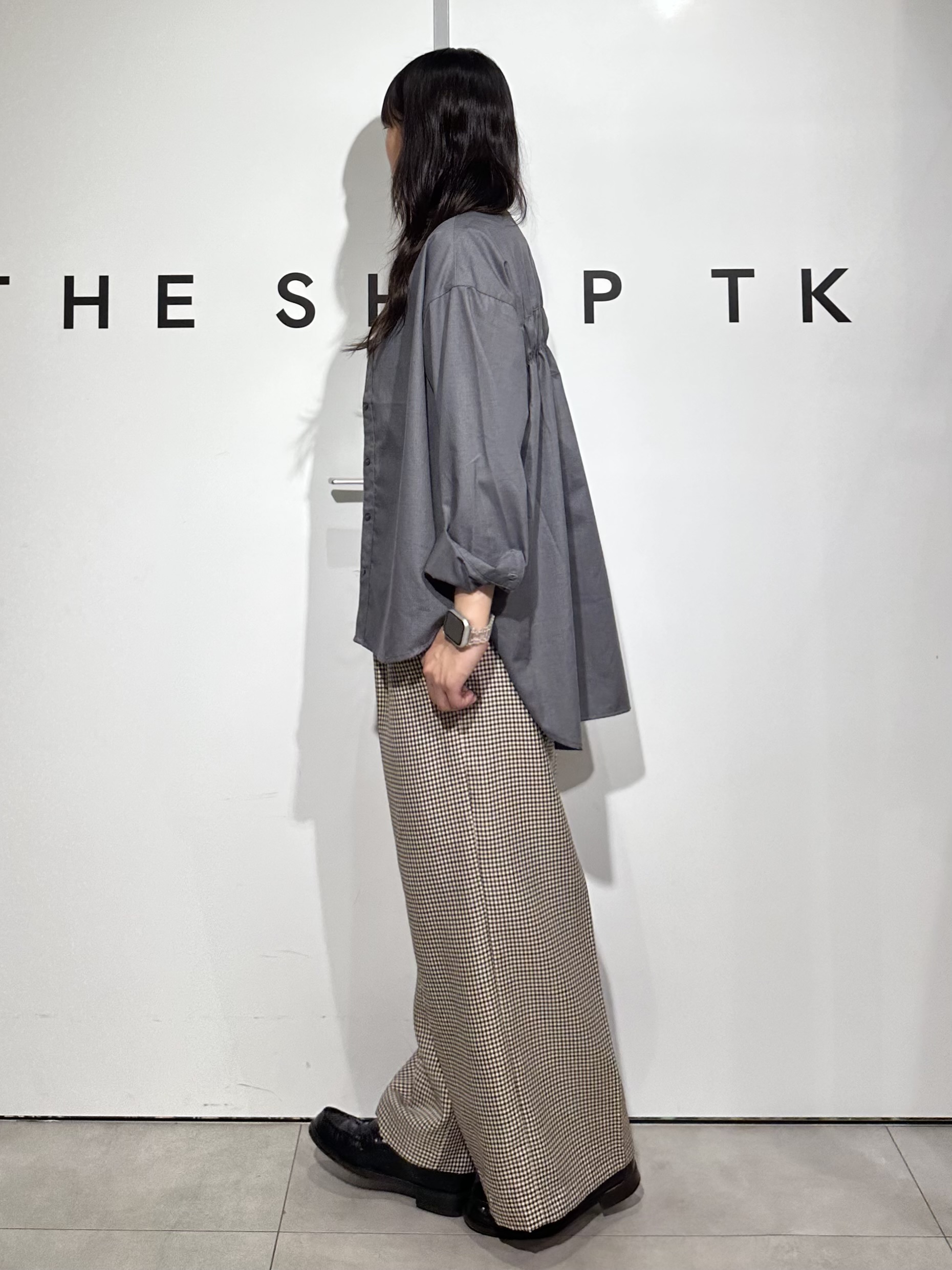 cottonさんの「THE SHOP TK｜後ろ姿も着映える バックシャーリングシャツ」を使ったコーディネート
