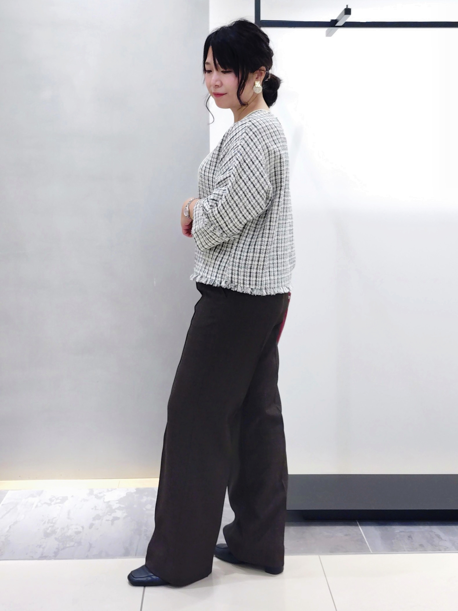 TOMOMIさんの「INDIVI｜【UVケア／接触冷感】リネン風チェックストレートパンツ」を使ったコーディネート