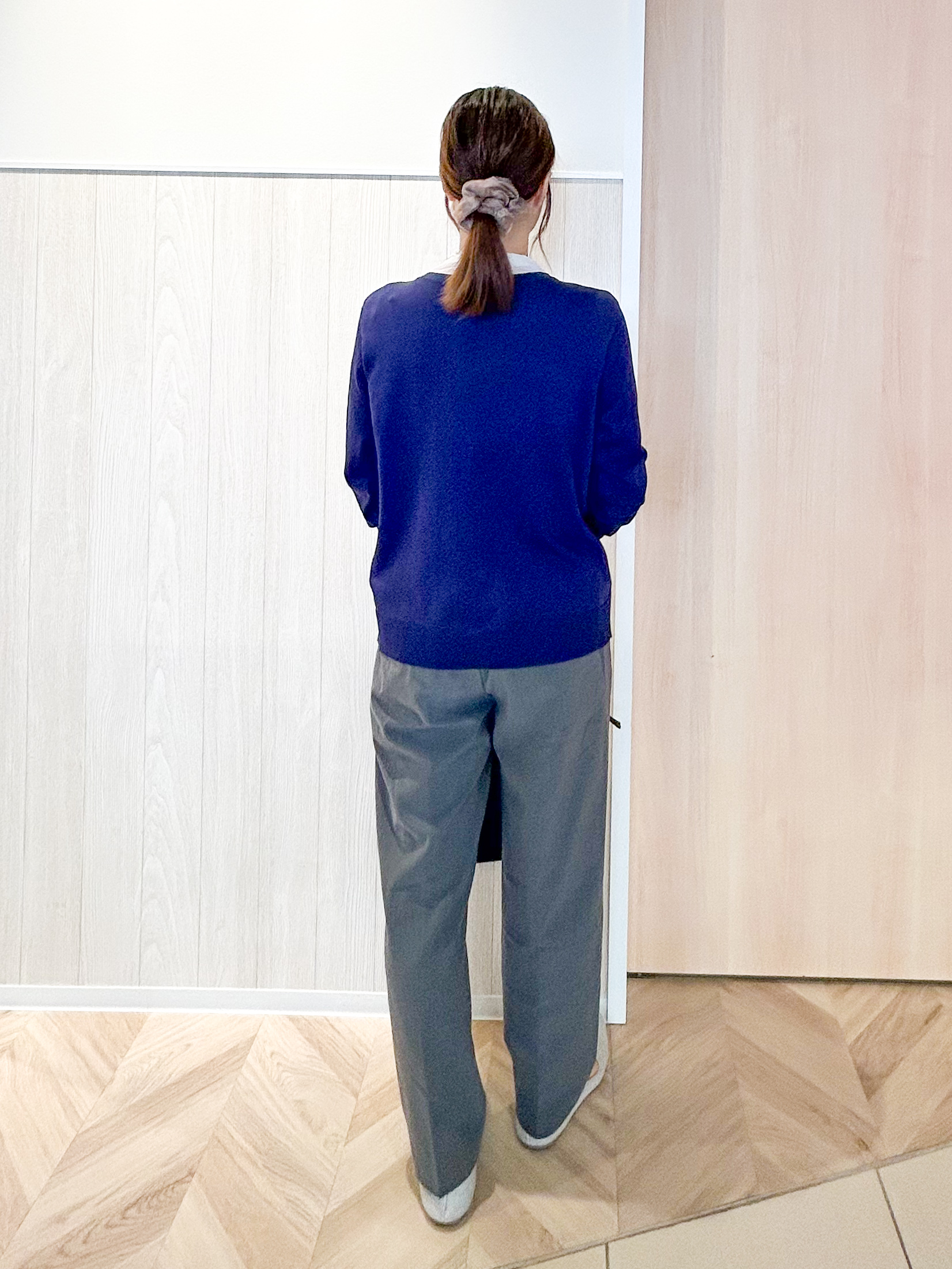 tomoさんの「SHOO･LA･RUE｜【洗濯機可/S-LL】金ボタンが上品に。さらさらタッチカーディガン」を使ったコーディネート
