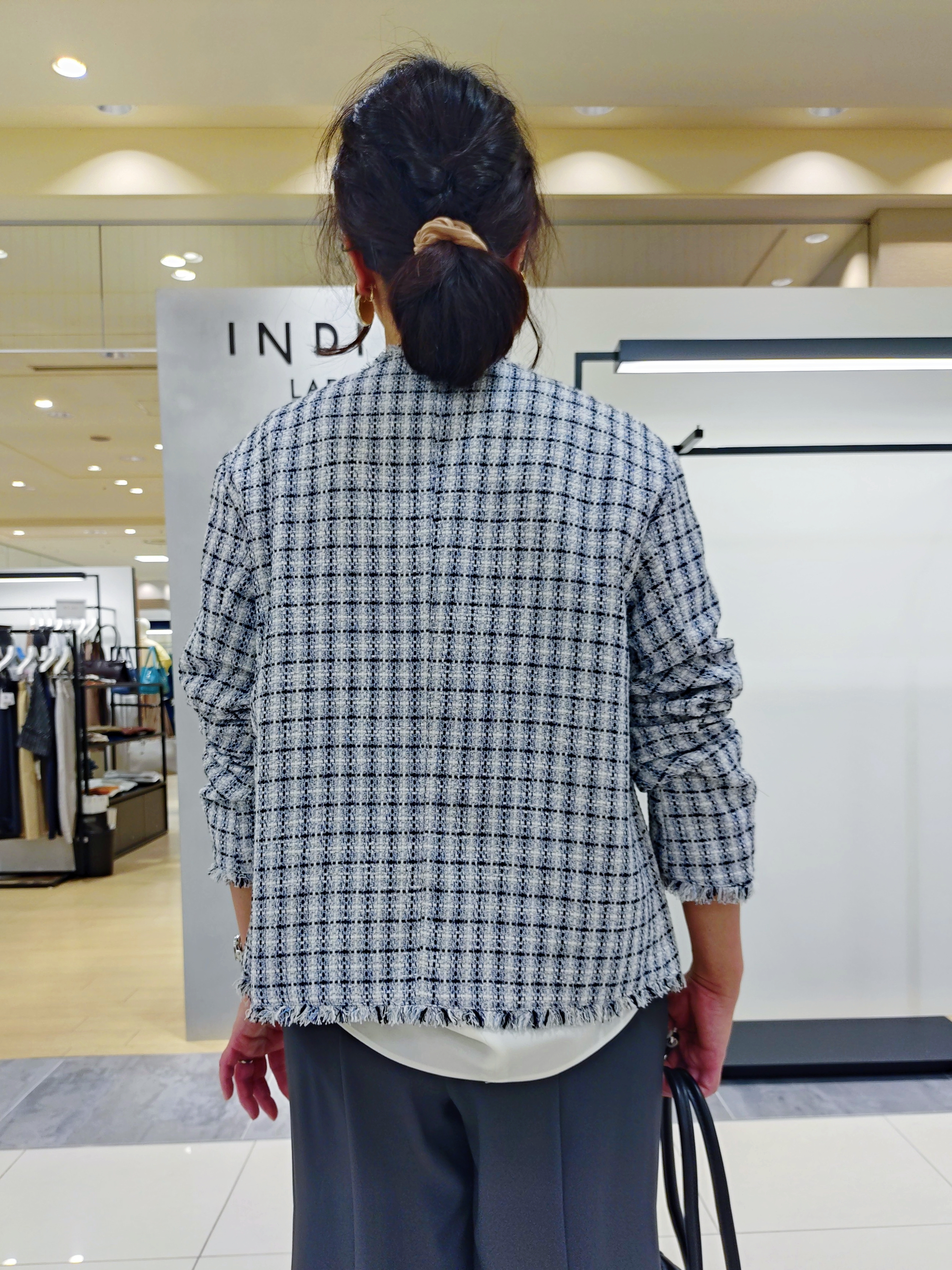 TOMOMIさんの「INDIVI｜【華やか／着回し力◎】上品ツイードVネックジャケット」を使ったコーディネート