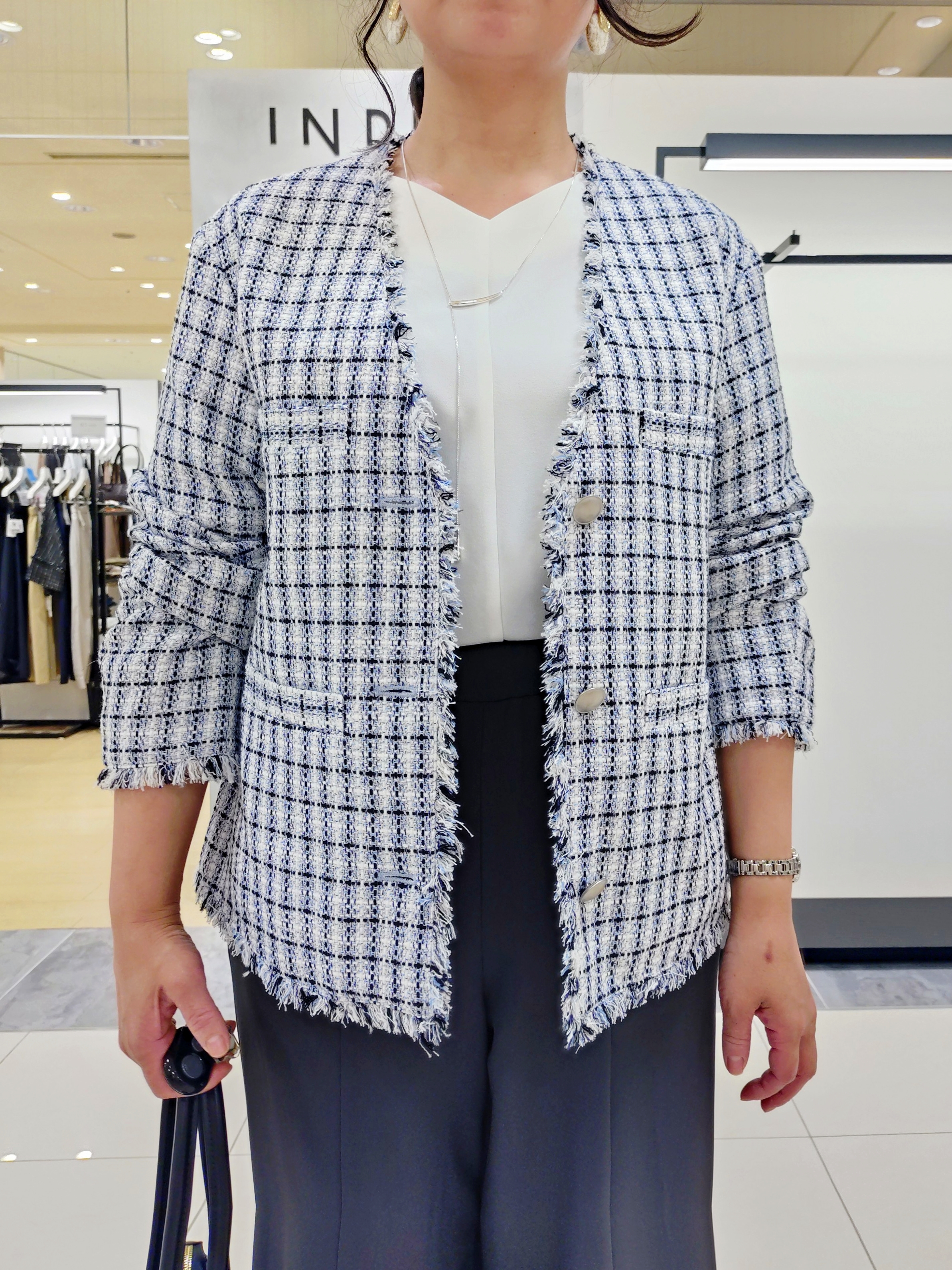 TOMOMIさんの「INDIVI｜【華やか／着回し力◎】上品ツイードVネックジャケット」を使ったコーディネート
