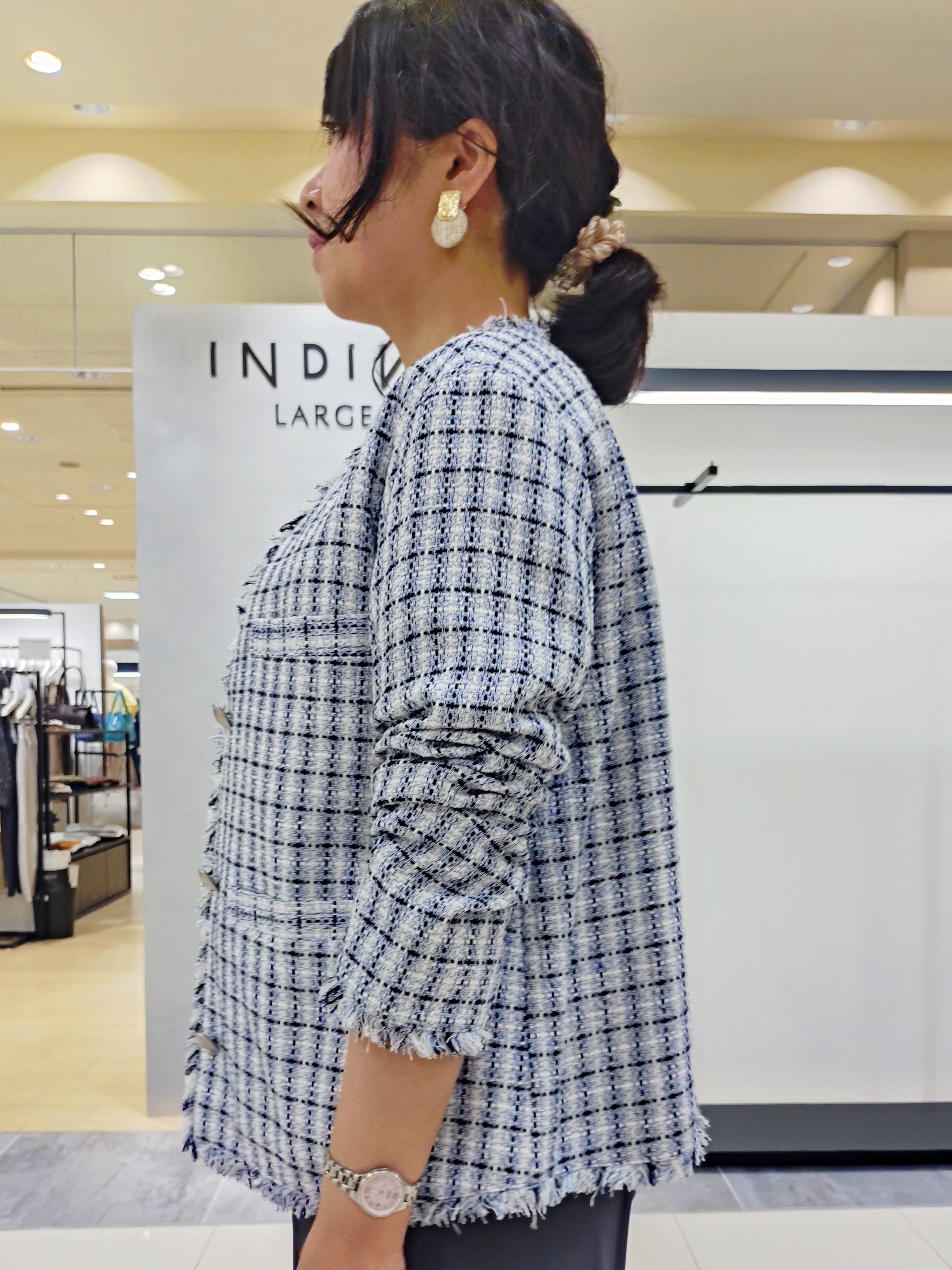 TOMOMIさんの「INDIVI｜【華やか／着回し力◎】上品ツイードVネックジャケット」を使ったコーディネート