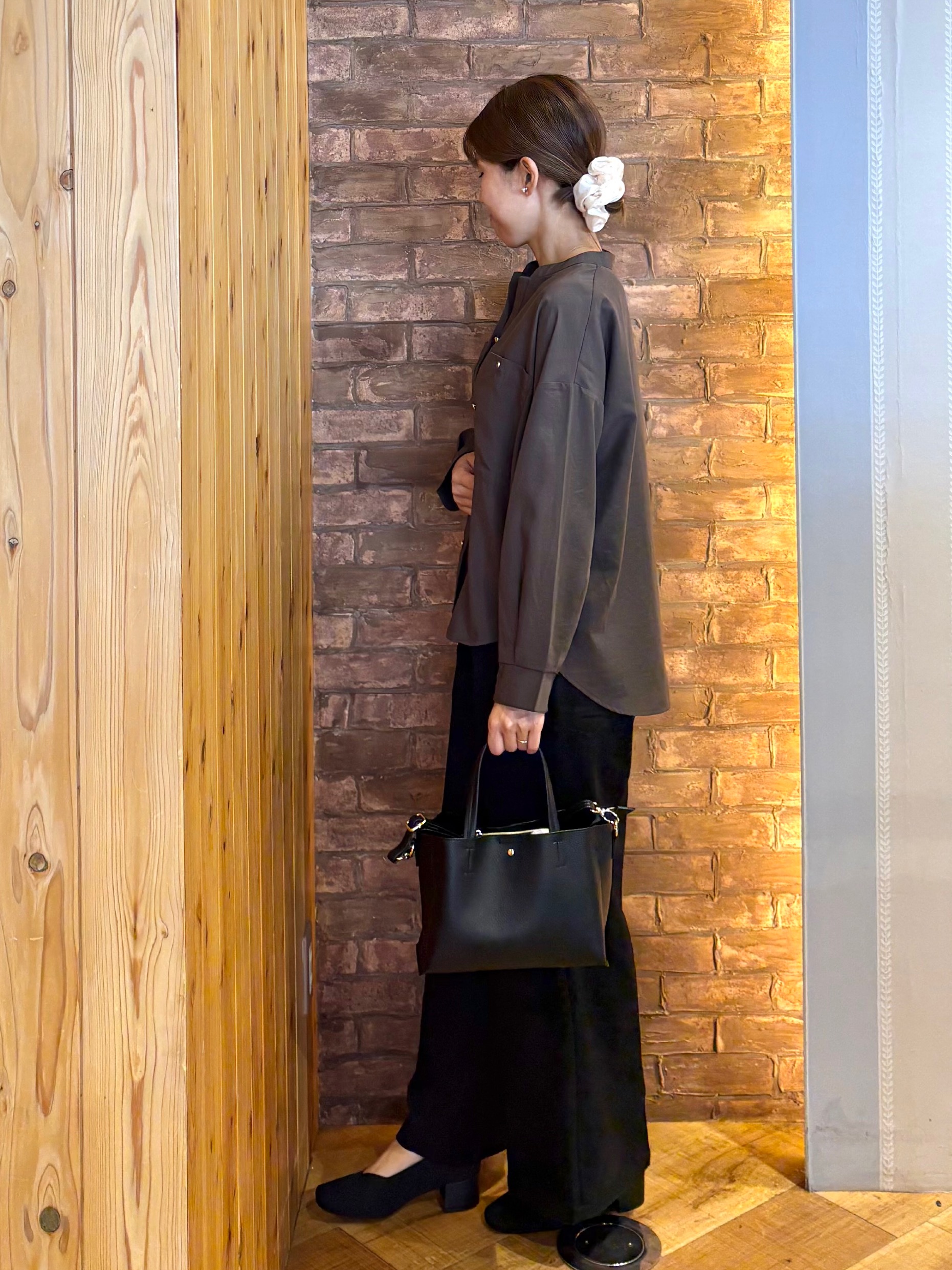 mieさんの「SHOO･LA･RUE｜【洗濯後しわになりにくい/S-LL】キーネック金ボタンポケットシャツ」を使ったコーディネート