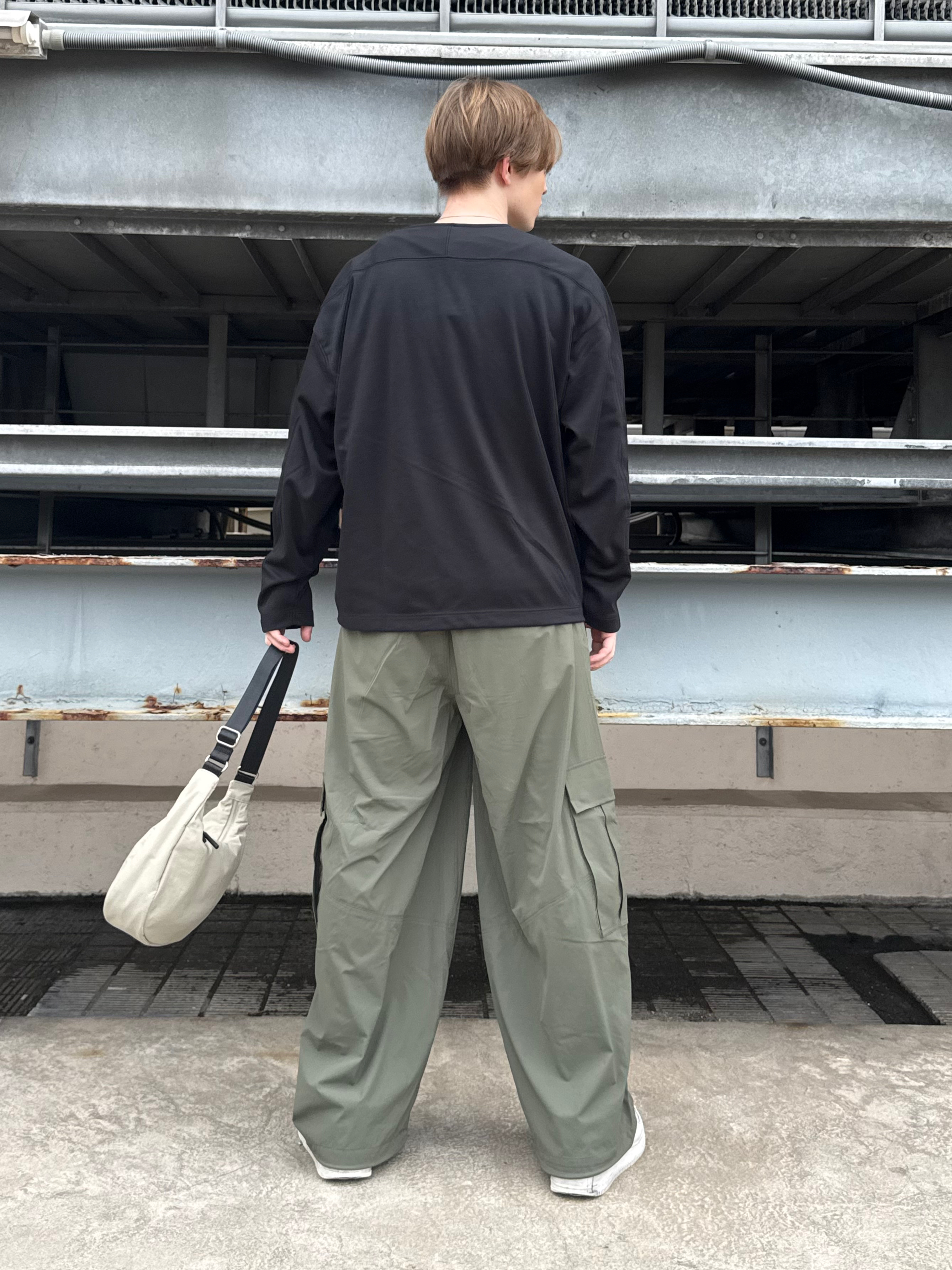 カネダさんの「tk.TAKEO KIKUCHI｜カッティングカーゴパンツ」を使ったコーディネート