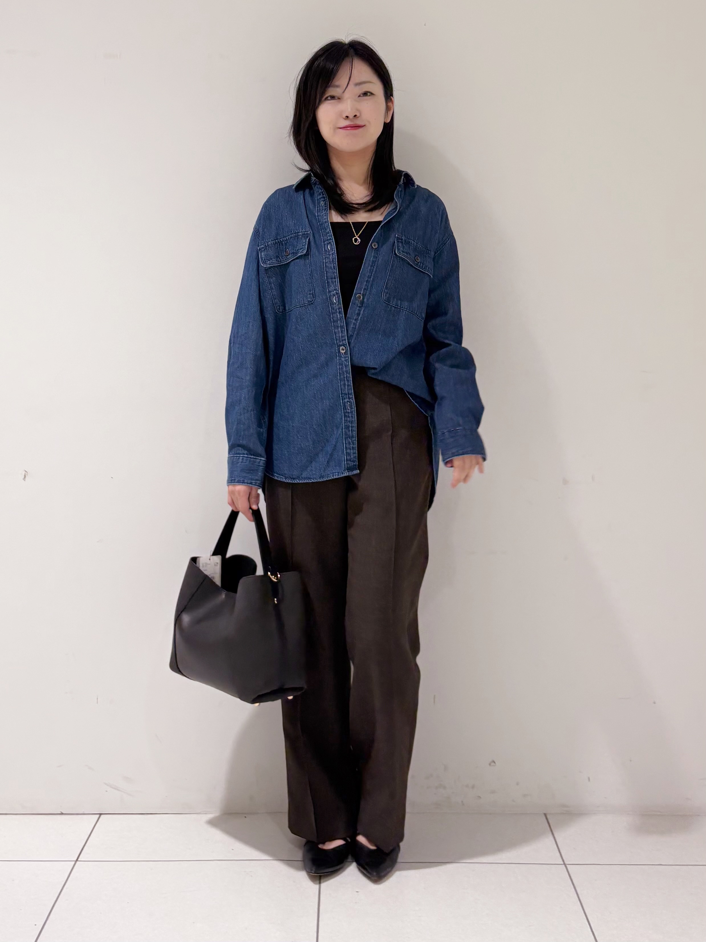 momokoさんの「INDIVI｜【洗える／体型カバー】ライトデニム ワークシャツ」を使ったコーディネート