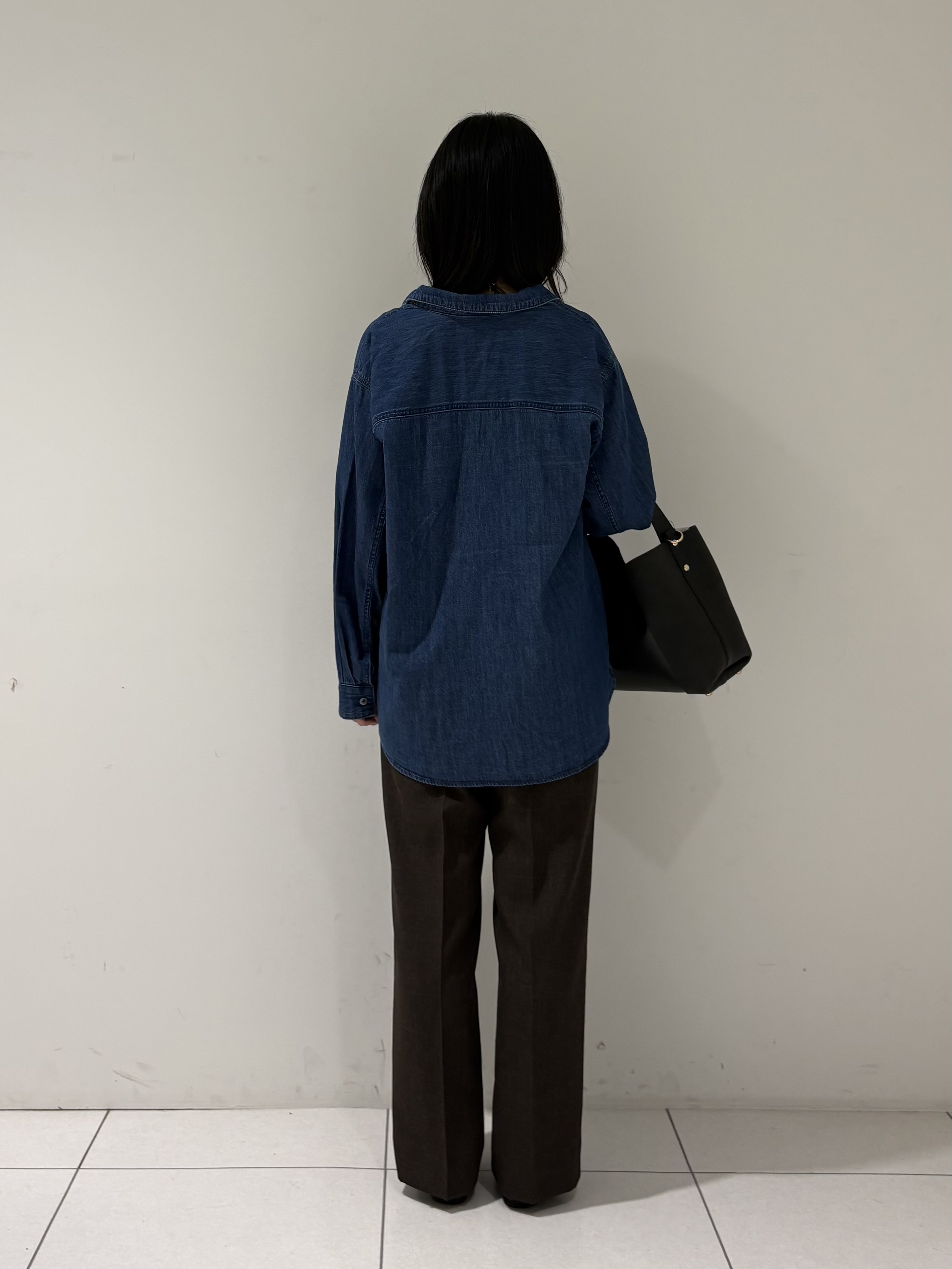 momokoさんの「INDIVI｜【洗える／体型カバー】ライトデニム ワークシャツ」を使ったコーディネート