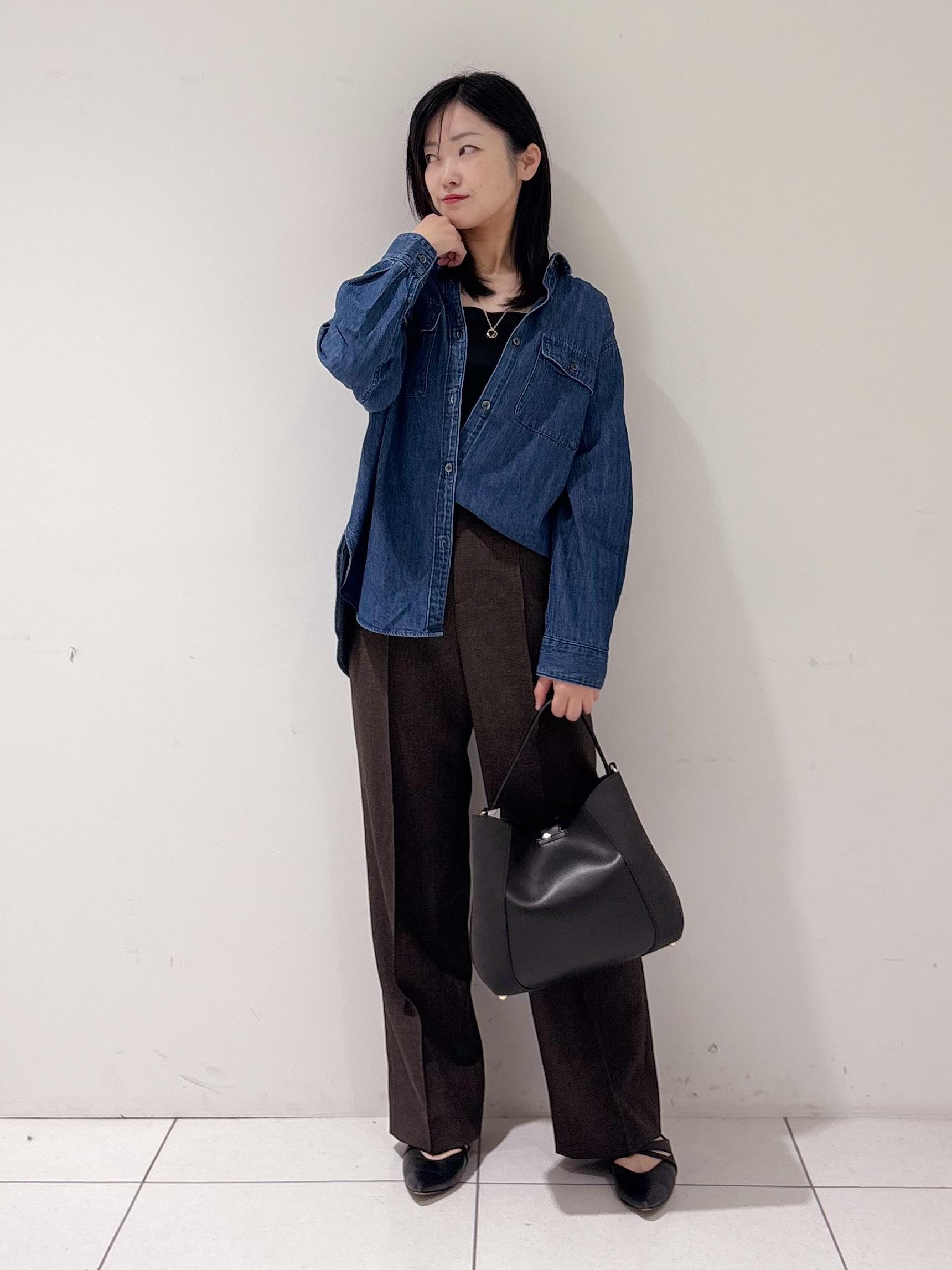 momokoさんの「INDIVI｜【洗える／体型カバー】ライトデニム ワークシャツ」を使ったコーディネート