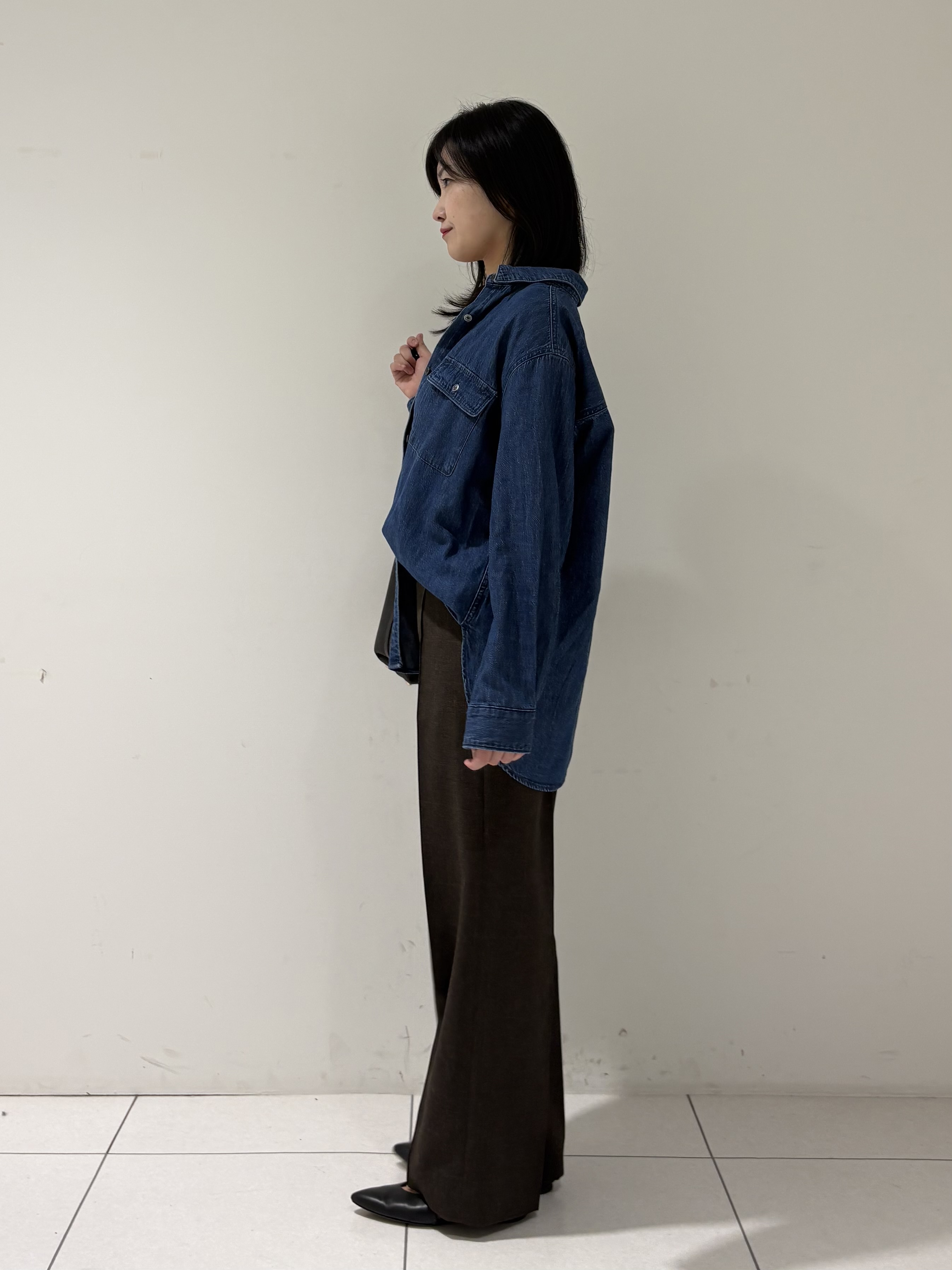 momokoさんの「INDIVI｜【洗える／体型カバー】ライトデニム ワークシャツ」を使ったコーディネート
