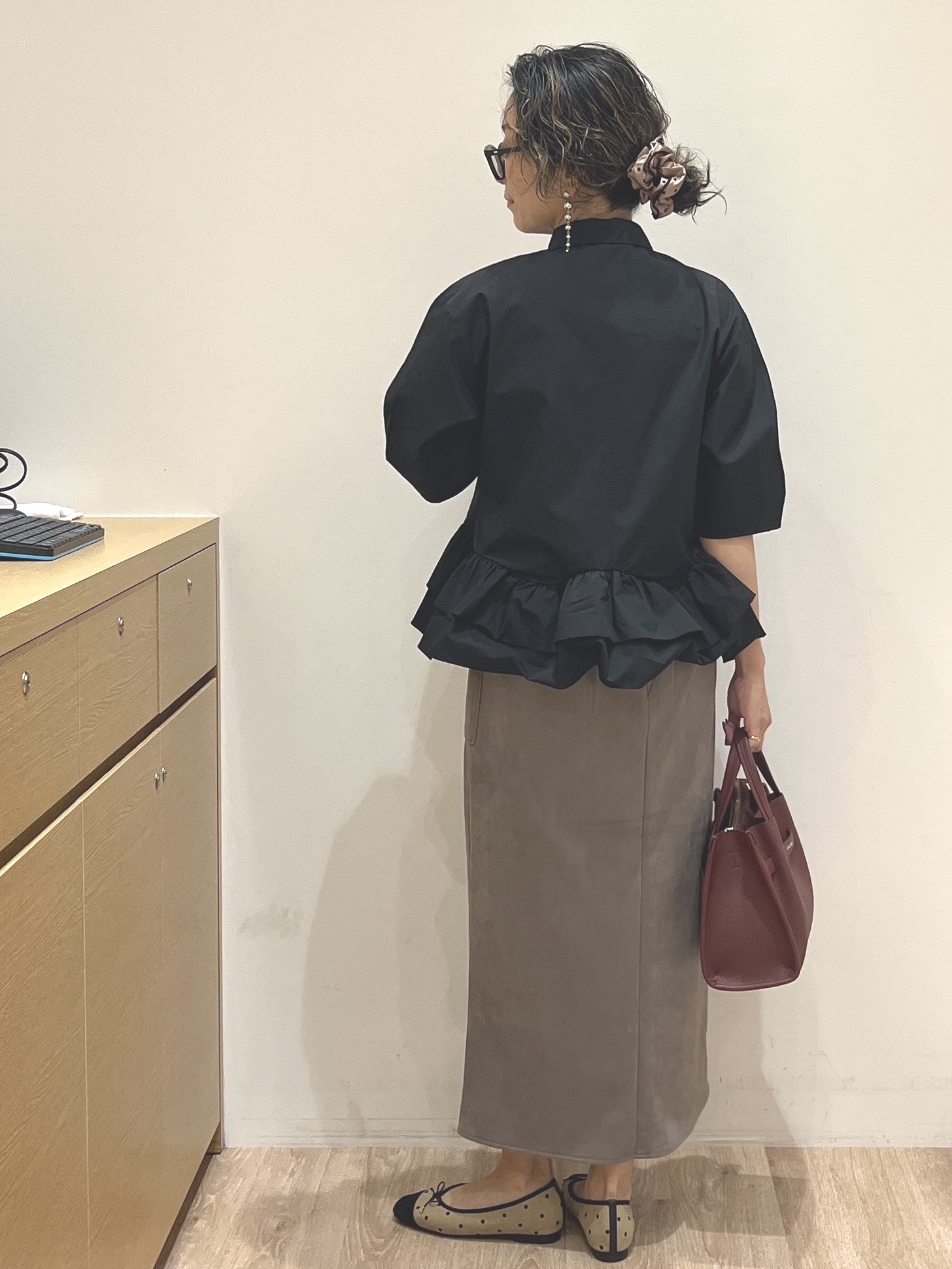 はつみさんの「OPAQUE.CLIP｜裾ラッフルデザインブラウス【洗濯機OK】」を使ったコーディネート
