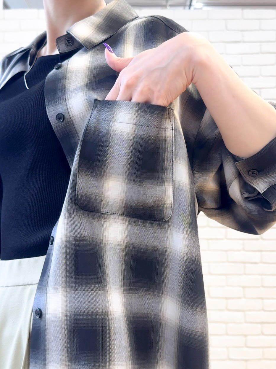 𝐜𝐡𝐢𝐤𝐚さんの「SHOO･LA･RUE｜【洗濯後しわになりにくい/S-LL】選べる6パターン 羽織としても活躍する ベーシックシャツ」を使ったコーディネート