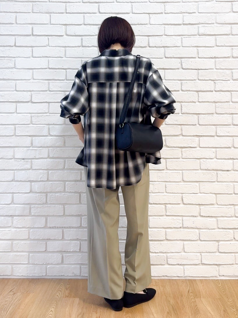 𝐜𝐡𝐢𝐤𝐚さんの「SHOO･LA･RUE｜【洗濯後しわになりにくい/S-LL】選べる6パターン 羽織としても活躍する ベーシックシャツ」を使ったコーディネート