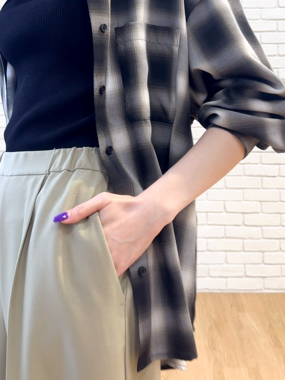 𝐜𝐡𝐢𝐤𝐚さんの「SHOO･LA･RUE｜【洗濯後しわになりにくい/S-LL】選べる6パターン 羽織としても活躍する ベーシックシャツ」を使ったコーディネート