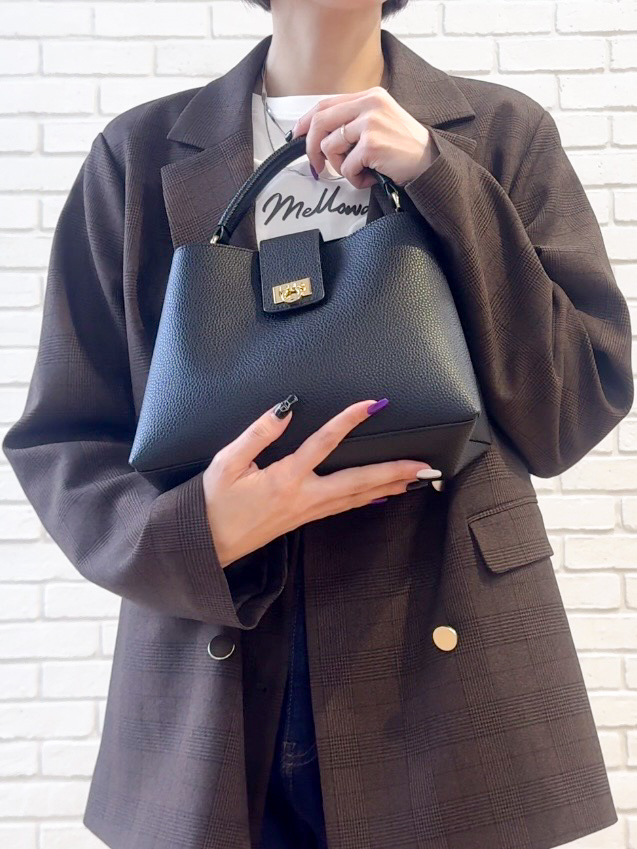 𝐜𝐡𝐢𝐤𝐚さんの「SHOO･LA･RUE｜【S-LL/洗濯機可】大人っぽく着られる ジェルロゴプリントTシャツ」を使ったコーディネート
