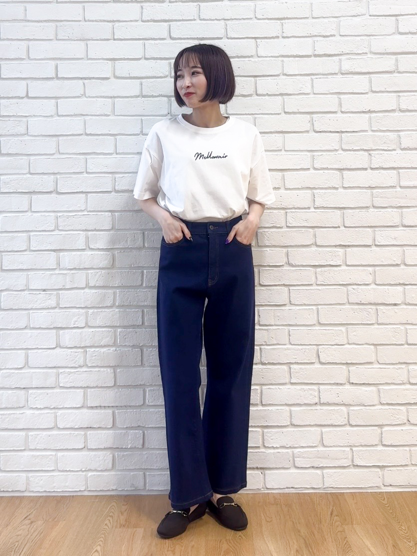𝐜𝐡𝐢𝐤𝐚さんの「SHOO･LA･RUE｜【S-LL/洗濯機可】大人っぽく着られる ジェルロゴプリントTシャツ」を使ったコーディネート