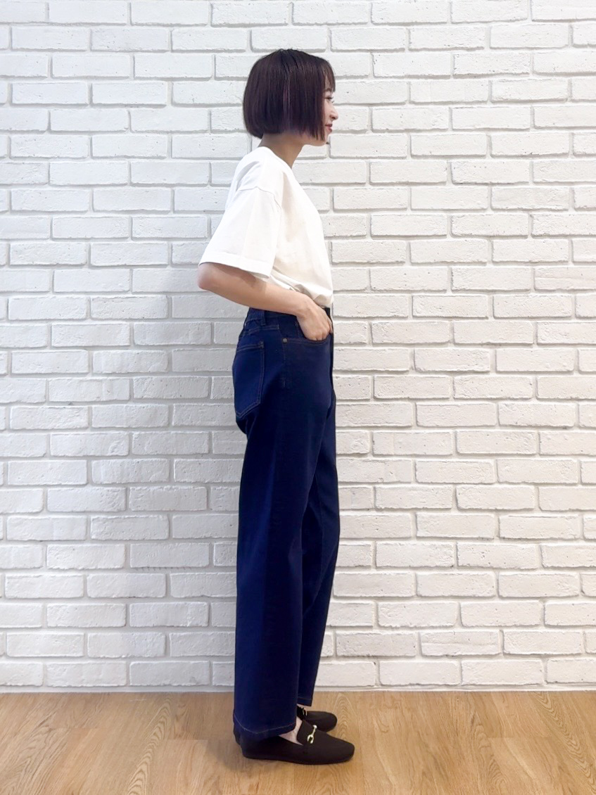 𝐜𝐡𝐢𝐤𝐚さんの「SHOO･LA･RUE｜【S-LL/洗濯機可】大人っぽく着られる ジェルロゴプリントTシャツ」を使ったコーディネート