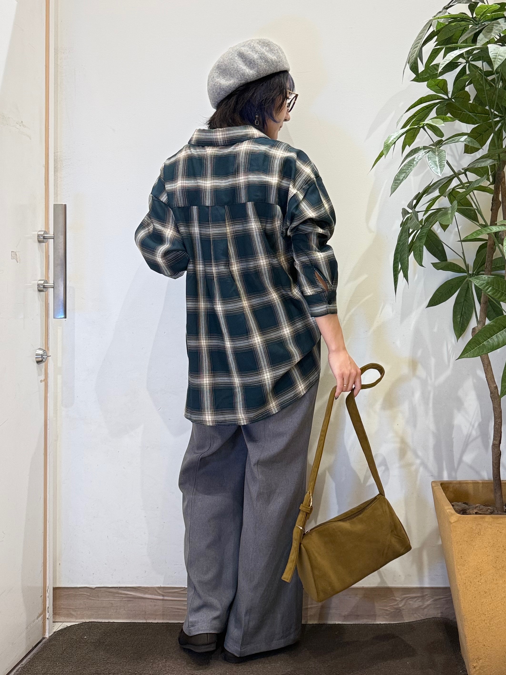 misakiさんの「SHOO･LA･RUE｜【洗濯後しわになりにくい/S-LL】選べる6パターン 羽織としても活躍する ベーシックシャツ」を使ったコーディネート
