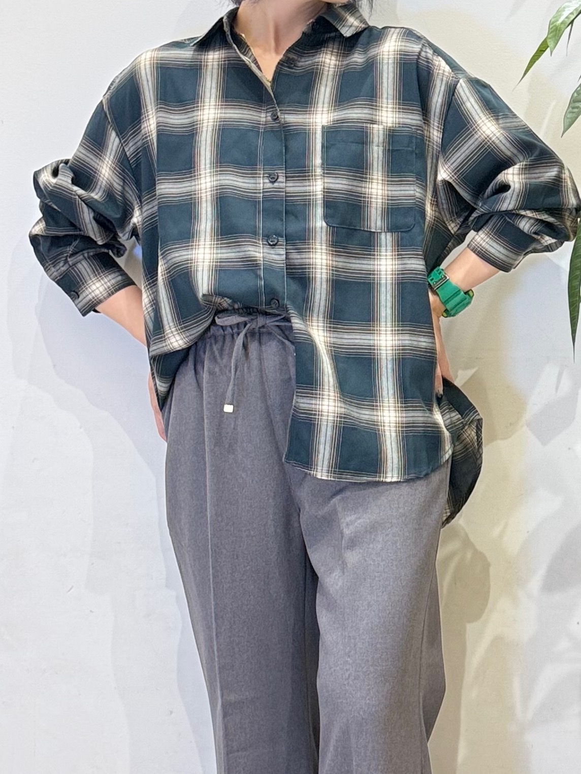 misakiさんの「SHOO･LA･RUE｜【洗濯後しわになりにくい/S-LL】選べる6パターン 羽織としても活躍する ベーシックシャツ」を使ったコーディネート