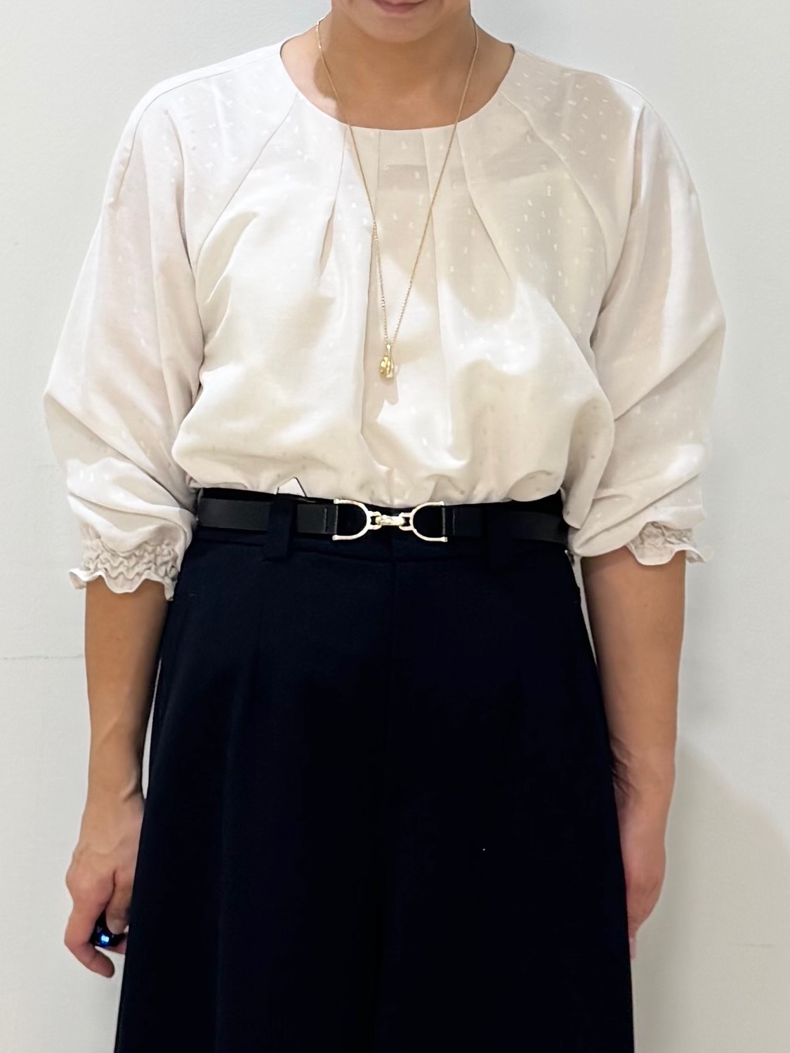 koyaさんの「Reflect｜タックデザイン ラグランスリーブブラウス」を使ったコーディネート