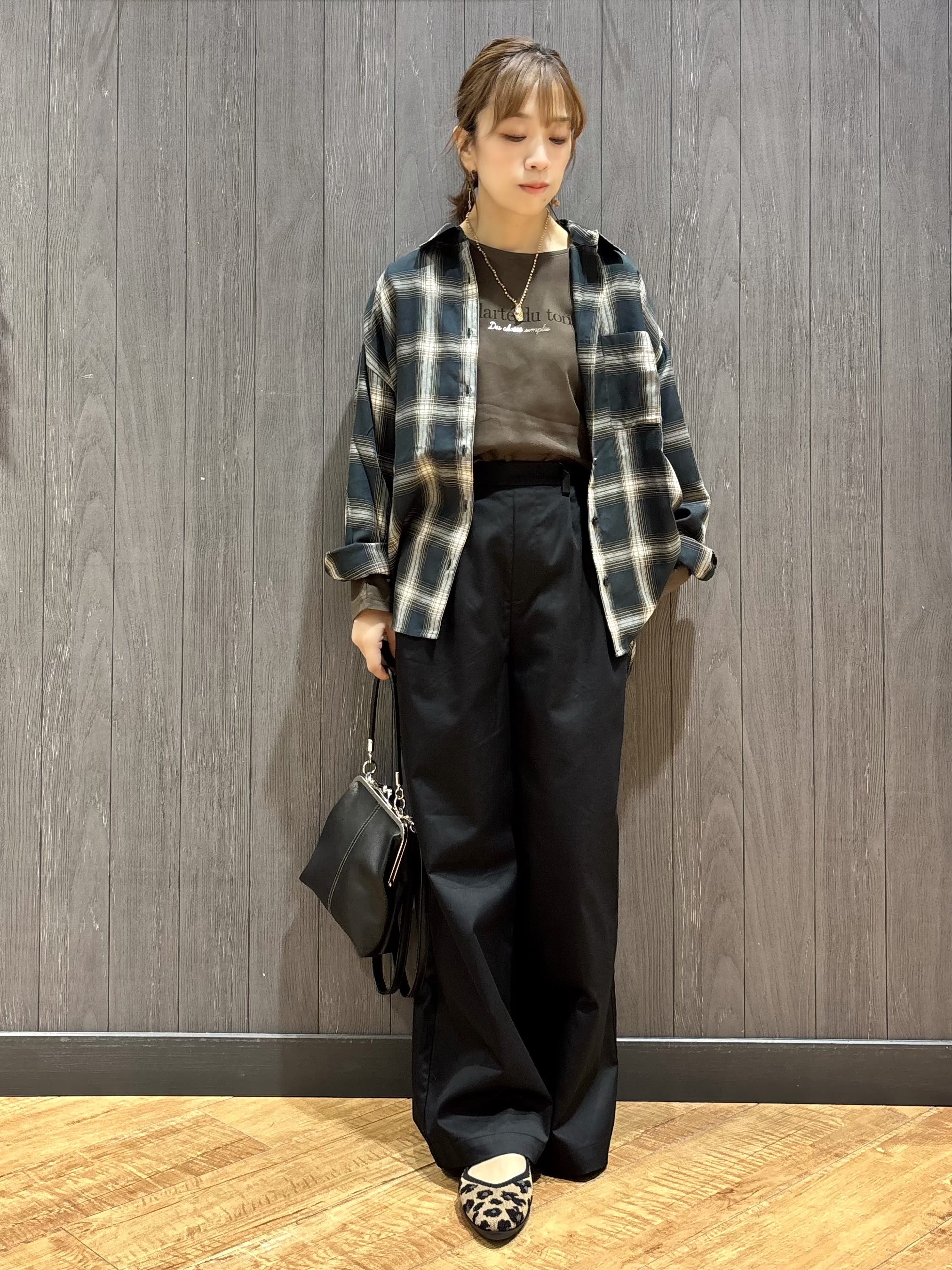meiさんの「SHOO･LA･RUE｜【洗濯後しわになりにくい/S-LL】選べる6パターン 羽織としても活躍する ベーシックシャツ」を使ったコーディネート