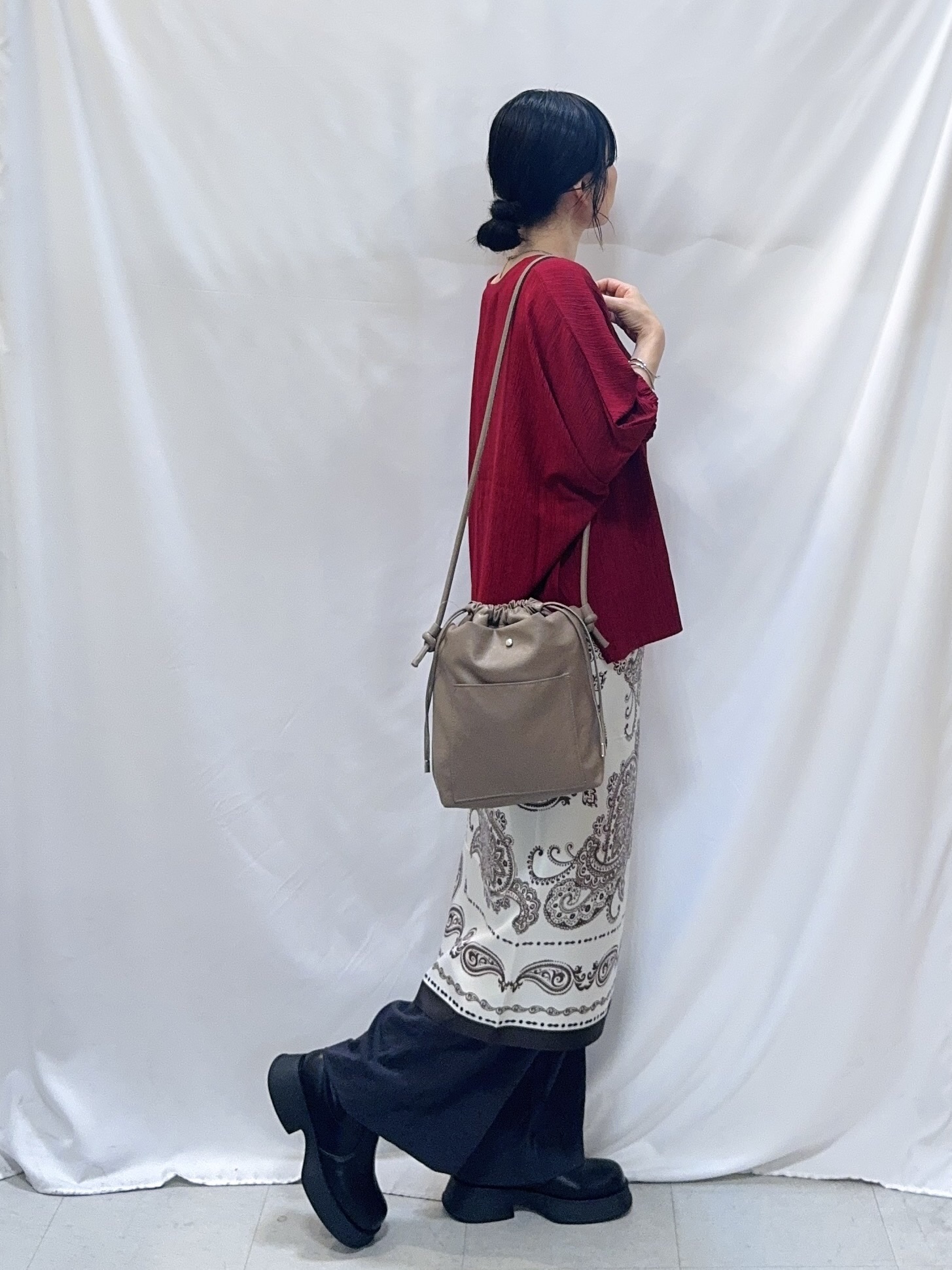 𝐇𝐢𝐫𝐨𝐦𝐢さんの「SHOO･LA･RUE｜【インせず着られる/洗濯後しわになりにくい】しぼしぼドルマンブラウス」を使ったコーディネート