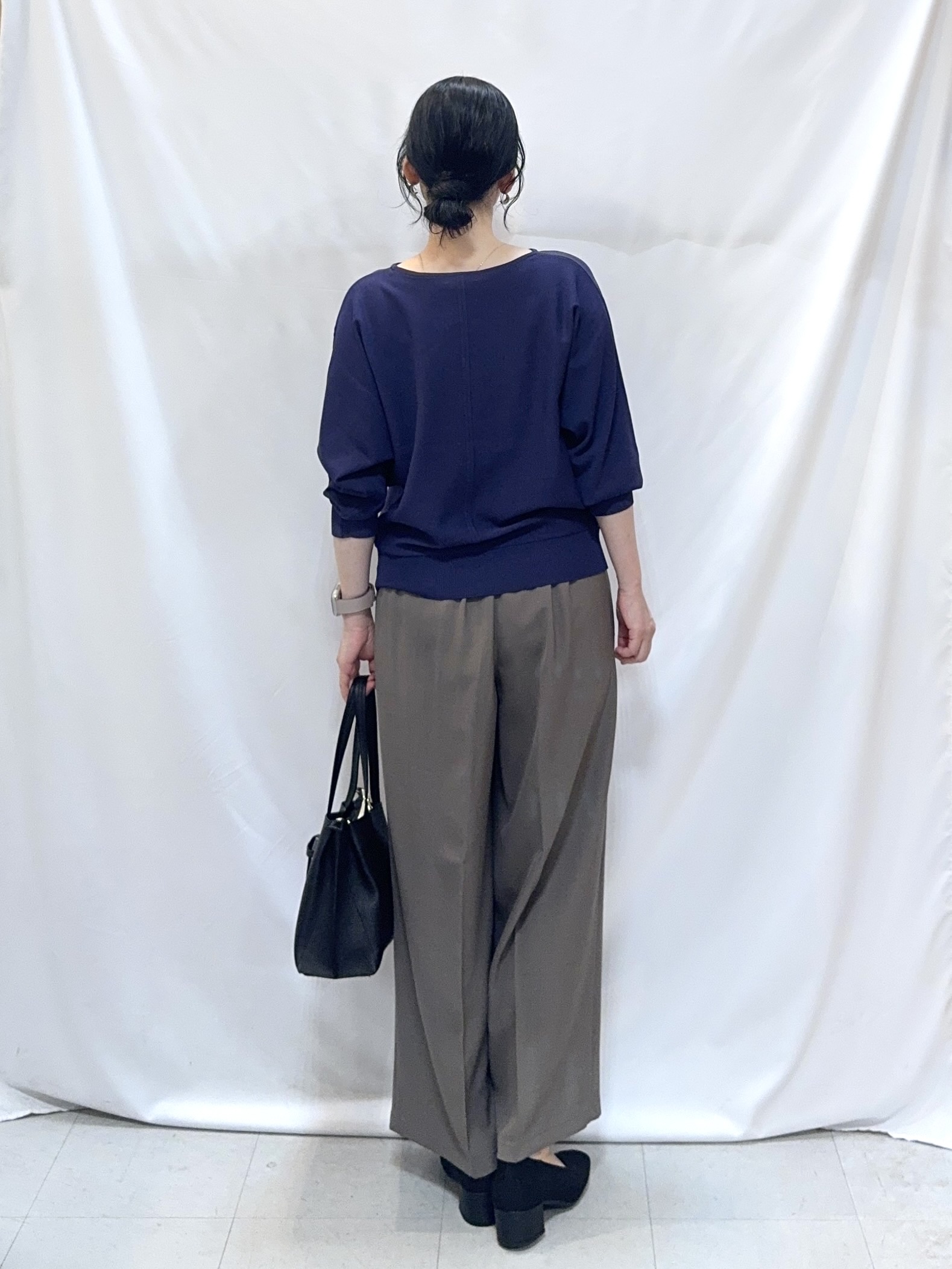 𝐇𝐢𝐫𝐨𝐦𝐢さんの「SHOO･LA･RUE｜【洗濯機可】軽やかでさらっとしたタッチ すっきり見えドルマンニット」を使ったコーディネート