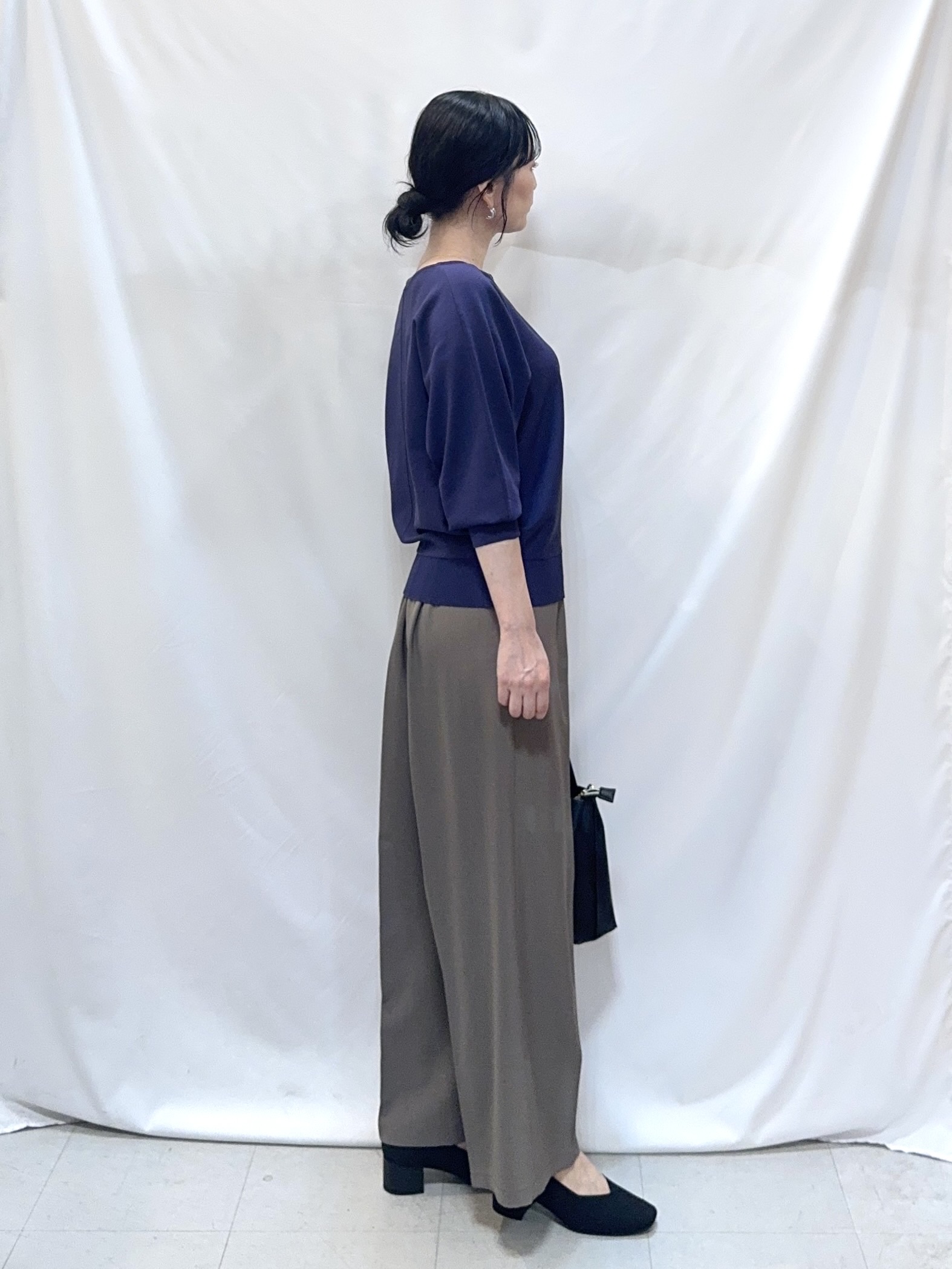 𝐇𝐢𝐫𝐨𝐦𝐢さんの「SHOO･LA･RUE｜【洗濯機可】軽やかでさらっとしたタッチ すっきり見えドルマンニット」を使ったコーディネート