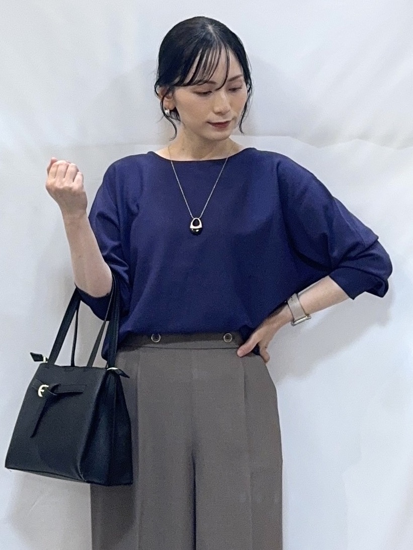 𝐇𝐢𝐫𝐨𝐦𝐢さんの「SHOO･LA･RUE｜【洗濯機可】軽やかでさらっとしたタッチ すっきり見えドルマンニット」を使ったコーディネート