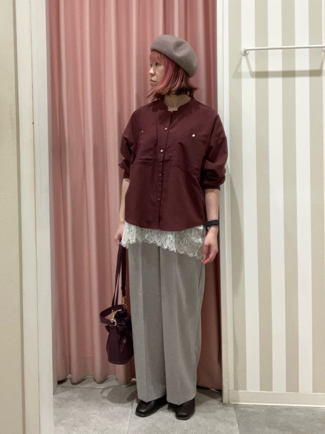 まーさんの「SHOO･LA･RUE｜【洗濯後しわになりにくい/S-LL】キーネック金ボタンポケットシャツ」を使ったコーディネート
