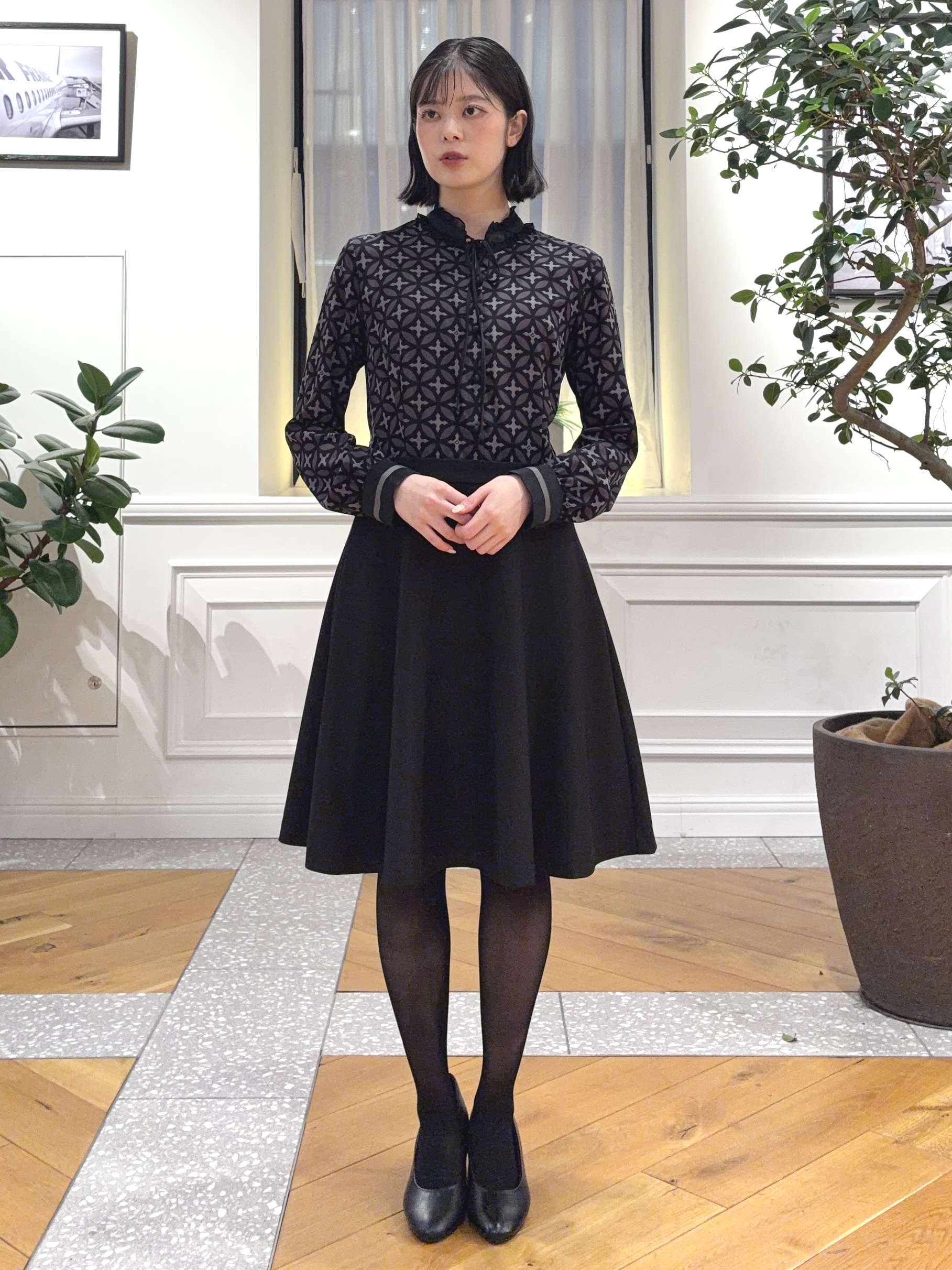 pupiさんの「DRESSTERIOR｜【新色登場】オーバーラップサークル フリルネックドレス」を使ったコーディネート