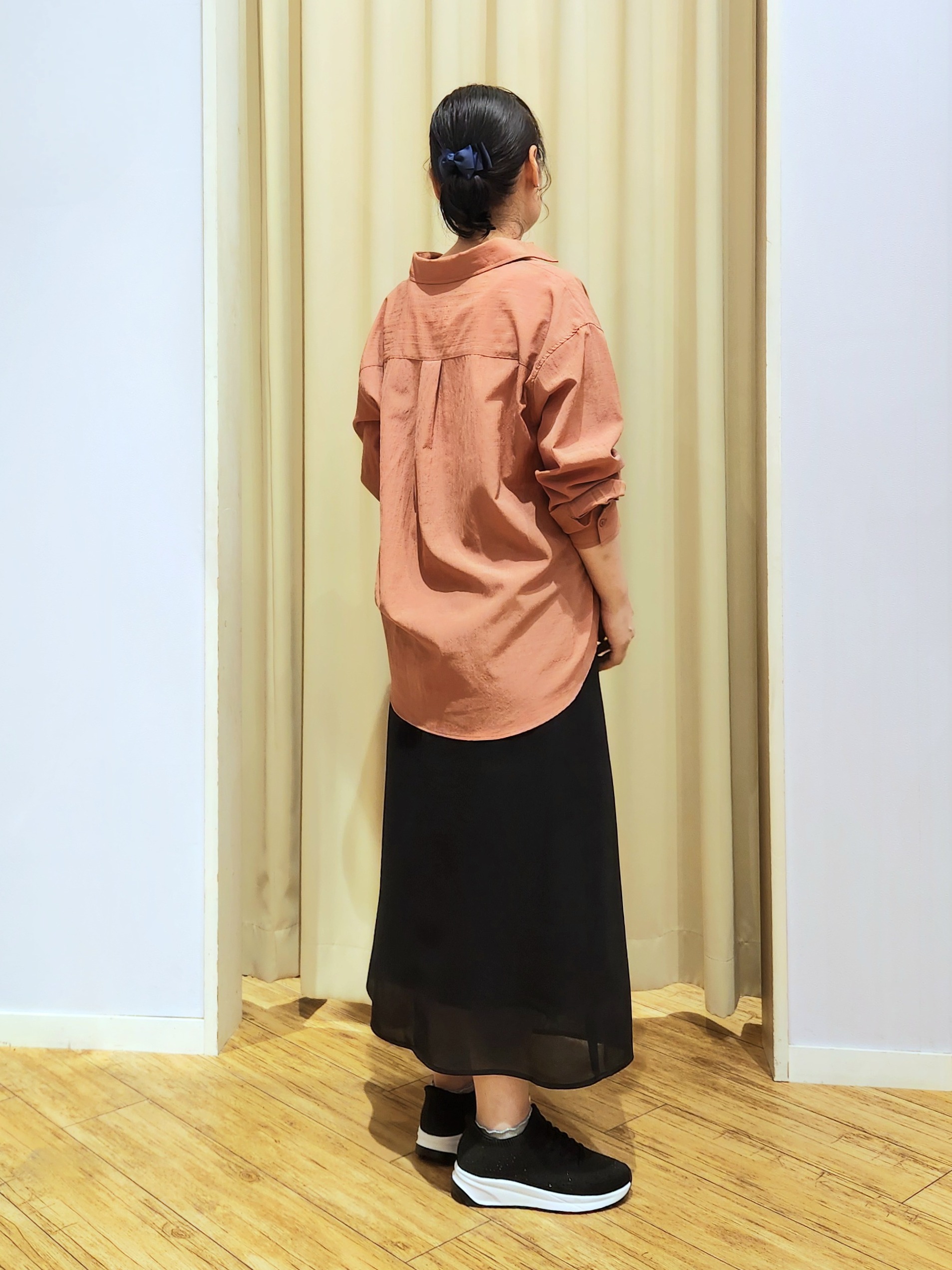 くまさんの「SHOO･LA･RUE｜【通気性〇/S-LL/洗濯機可】羽織にも使いやすい きちんとベーシックシャツ」を使ったコーディネート