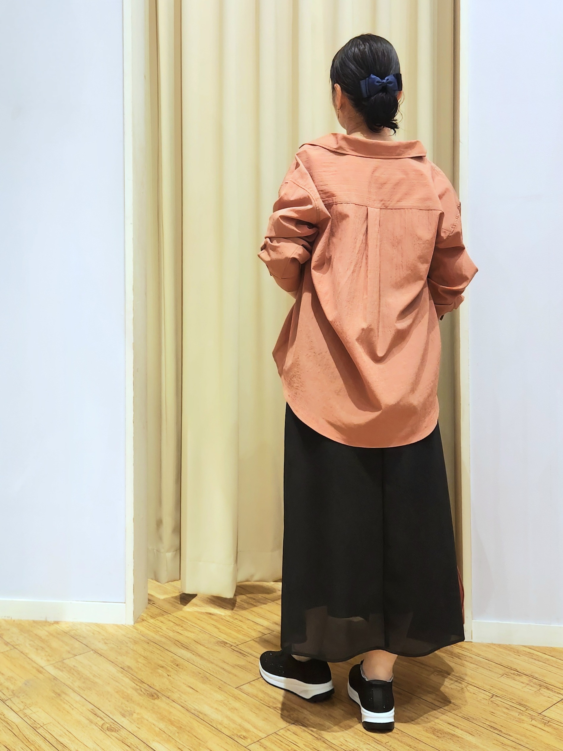 くまさんの「SHOO･LA･RUE｜【通気性〇/S-LL/洗濯機可】羽織にも使いやすい きちんとベーシックシャツ」を使ったコーディネート