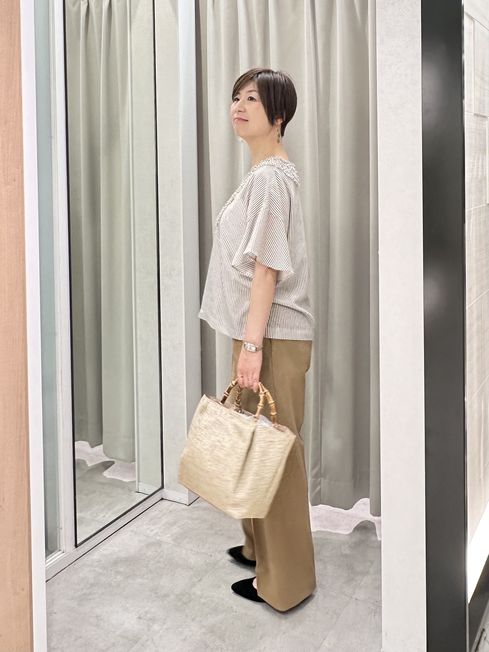 みなこさんの「UNTITLED｜【接触冷感/通気性/洗える】Vネックフリルブラウス」を使ったコーディネート