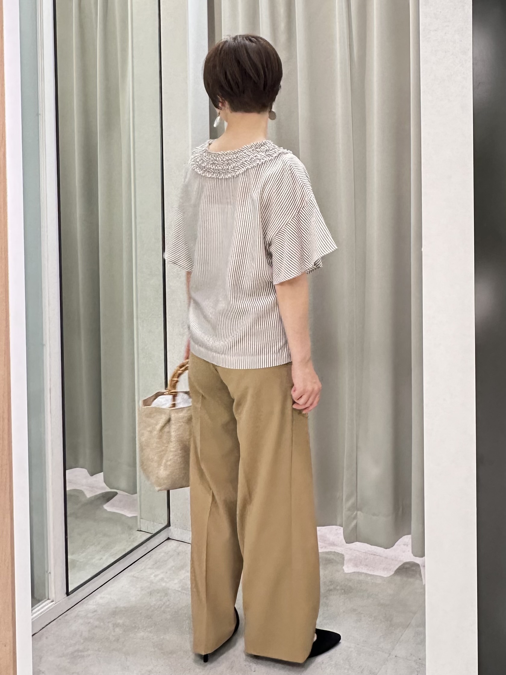 みなこさんの「UNTITLED｜【接触冷感/通気性/洗える】Vネックフリルブラウス」を使ったコーディネート
