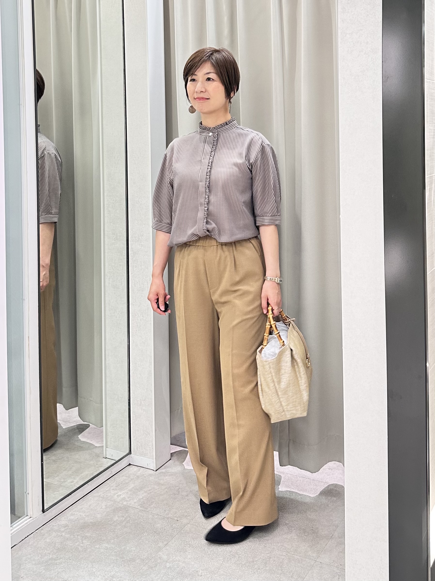 みなこさんの「UNTITLED｜【接触冷感/通気性/洗える】Vネックフリルブラウス」を使ったコーディネート