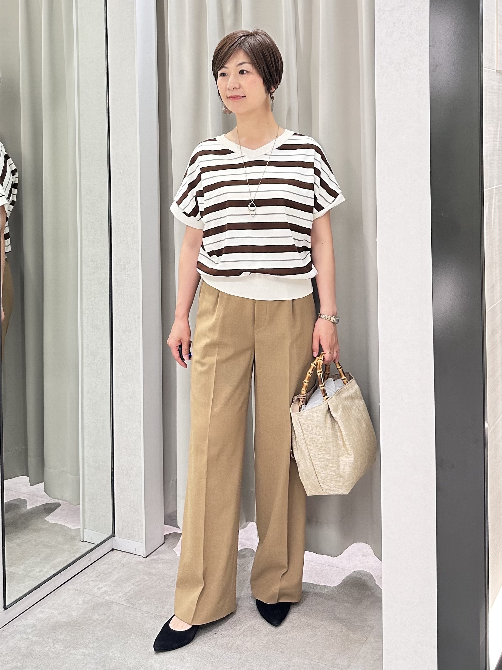 みなこさんの「UNTITLED｜【接触冷感/通気性/洗える】Vネックフリルブラウス」を使ったコーディネート