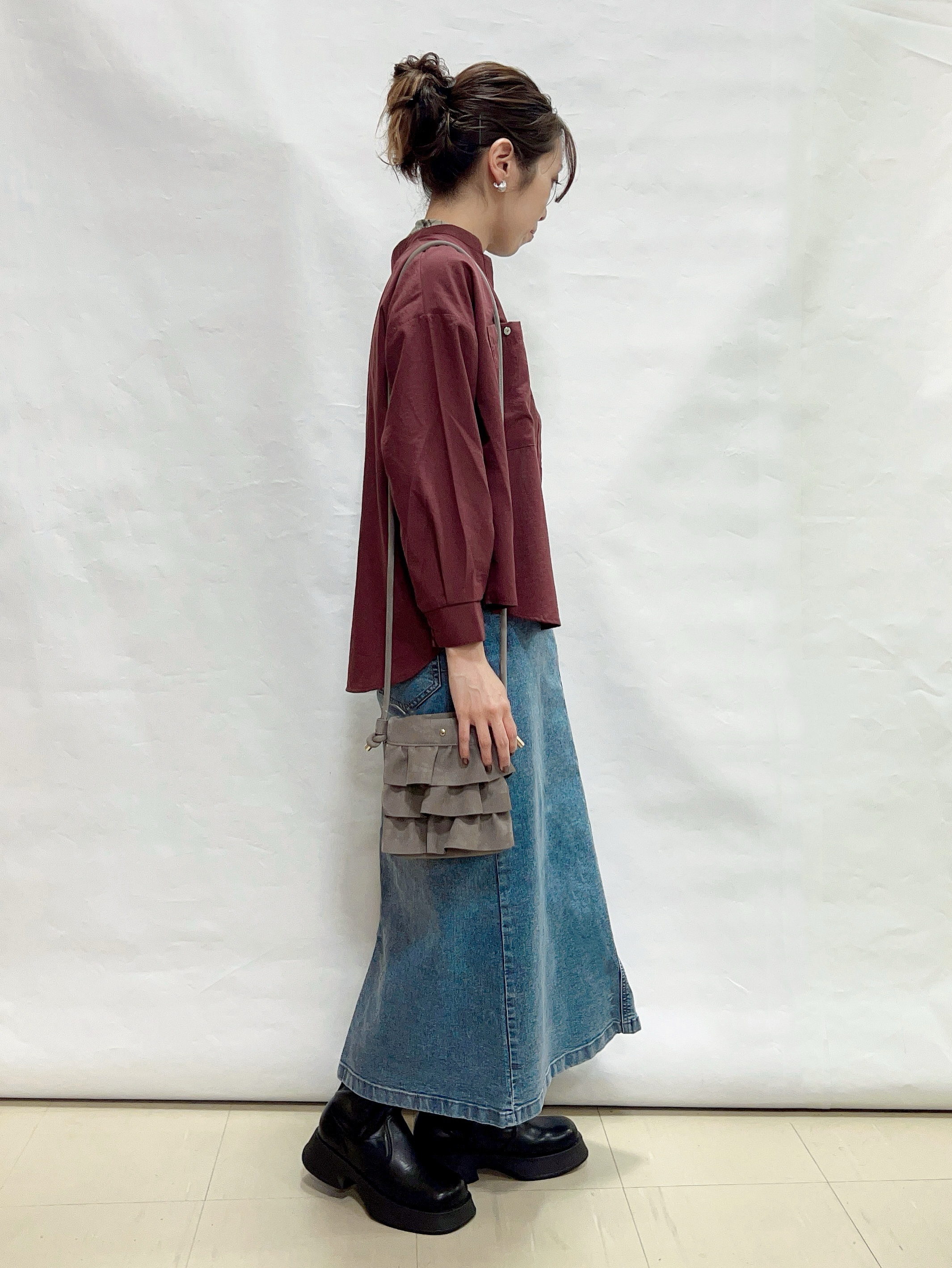 まっつんさんの「SHOO･LA･RUE｜【洗濯後しわになりにくい/S-LL】キーネック金ボタンポケットシャツ」を使ったコーディネート