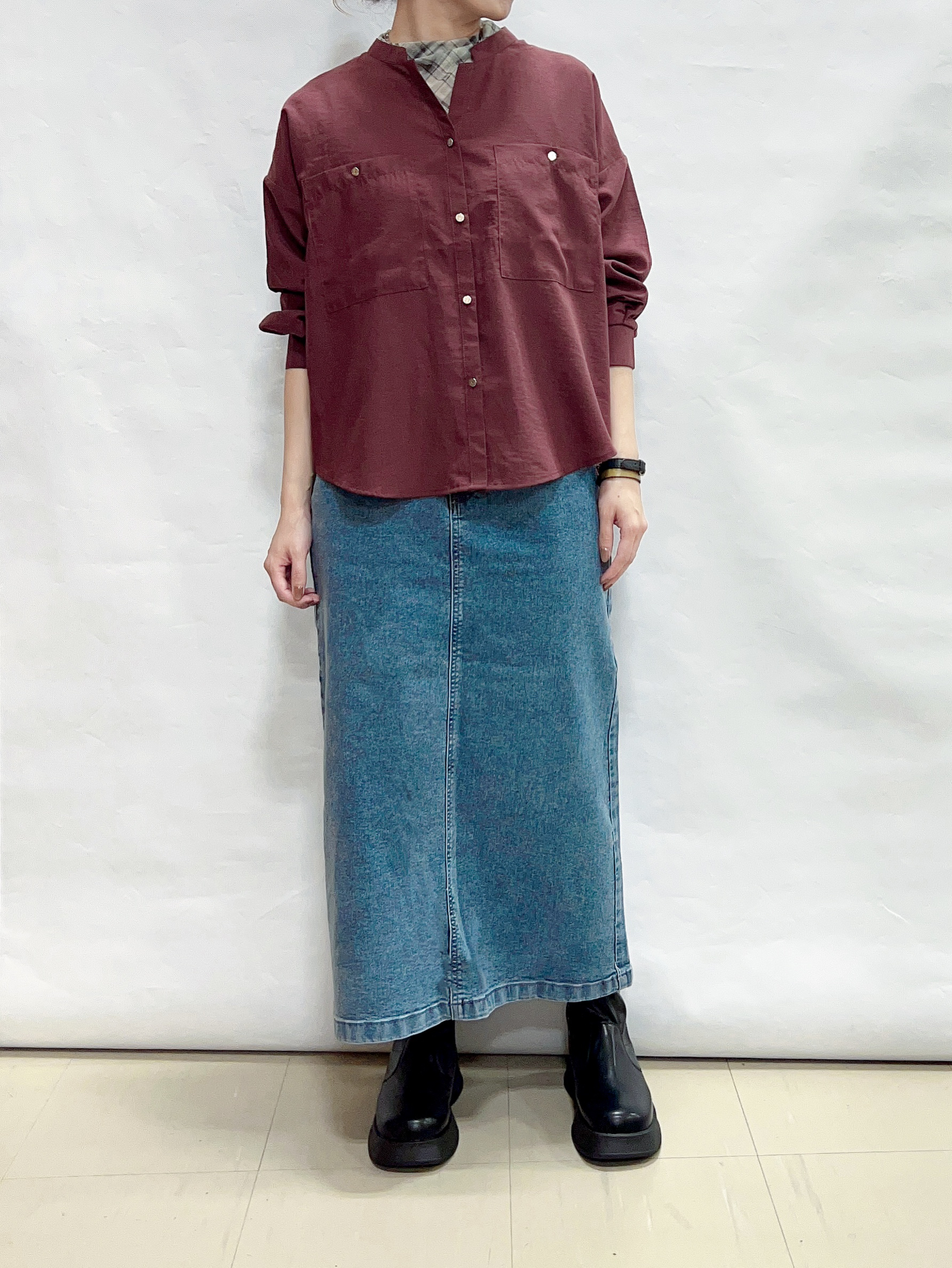まっつんさんの「SHOO･LA･RUE｜【洗濯後しわになりにくい/S-LL】キーネック金ボタンポケットシャツ」を使ったコーディネート