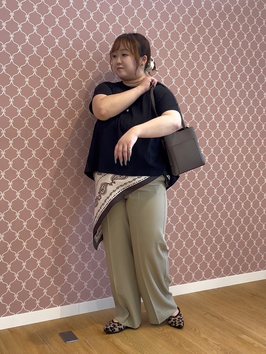 Risaさんの「SHOO･LA･RUE｜【体型カバー/S-LL】後ろ姿も映える 異素材ドッキングトップス」を使ったコーディネート