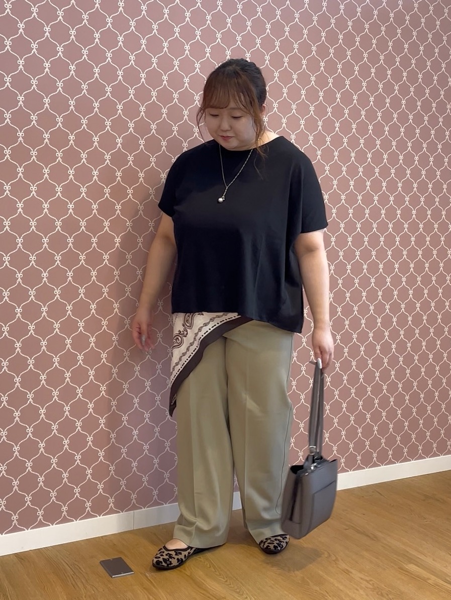 Risaさんの「SHOO･LA･RUE｜【体型カバー/S-LL】後ろ姿も映える 異素材ドッキングトップス」を使ったコーディネート