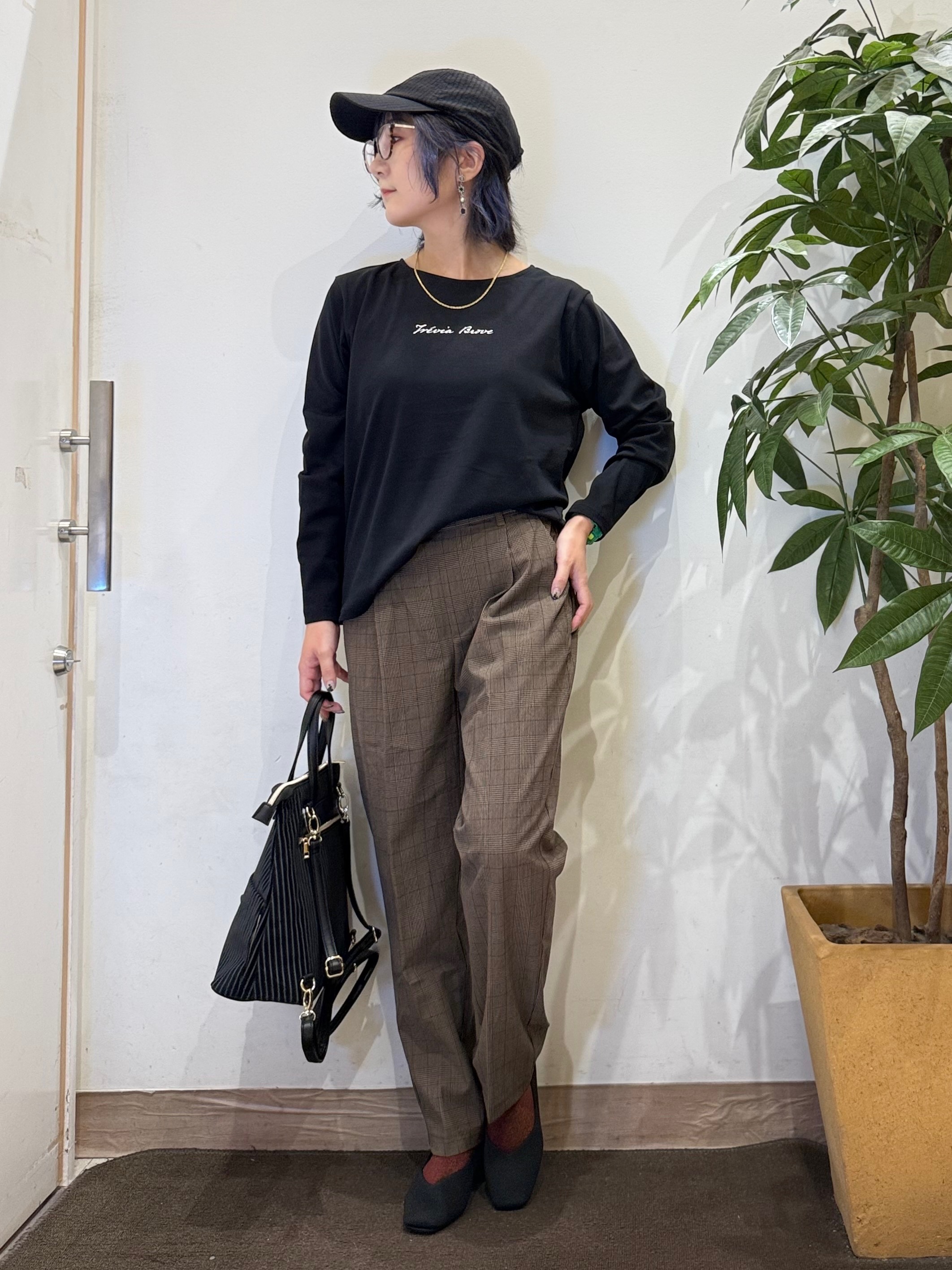 misakiさんの「SHOO･LA･RUE｜【UV/S-LL/洗濯機可】大人上品 ロゴプリントロンT」を使ったコーディネート