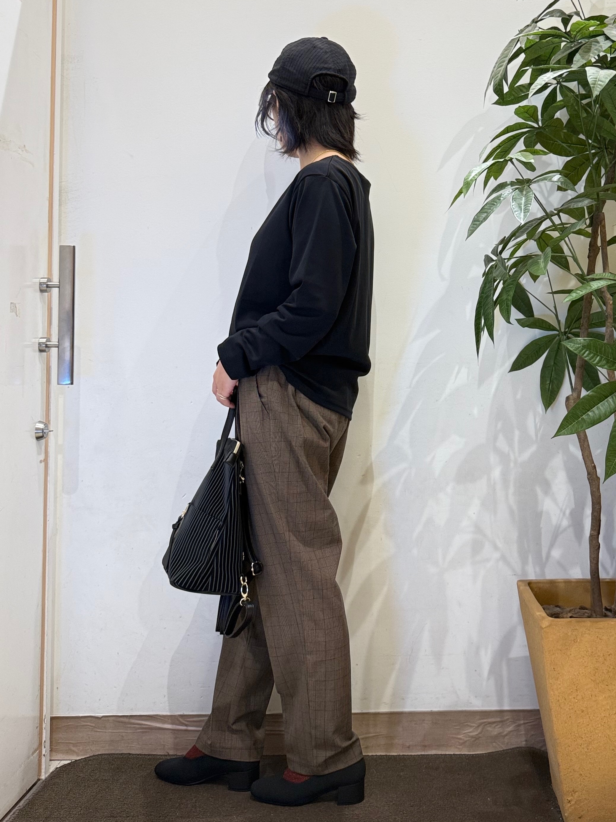 misakiさんの「SHOO･LA･RUE｜【UV/S-LL/洗濯機可】大人上品 ロゴプリントロンT」を使ったコーディネート