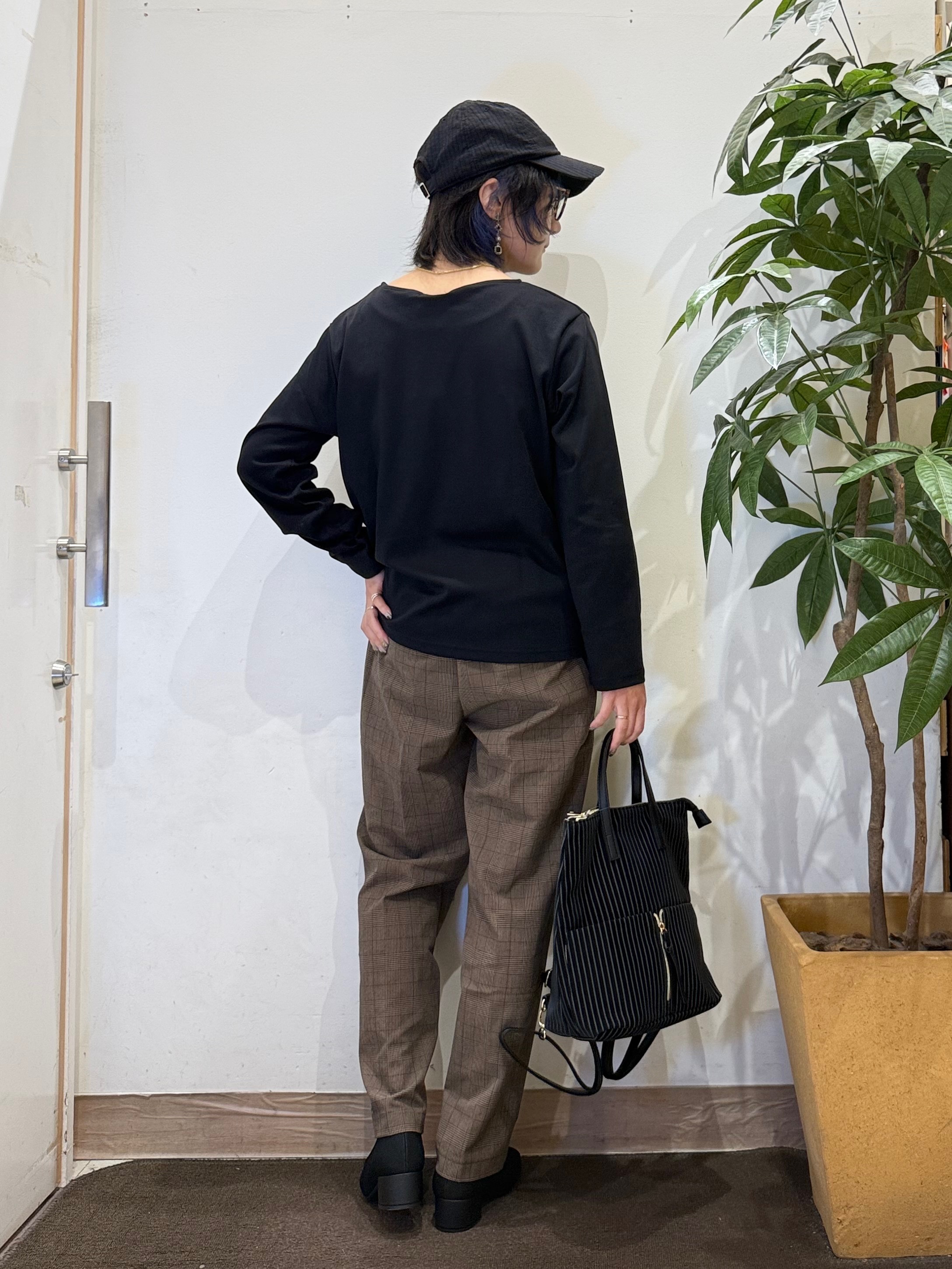 misakiさんの「SHOO･LA･RUE｜【UV/S-LL/洗濯機可】大人上品 ロゴプリントロンT」を使ったコーディネート