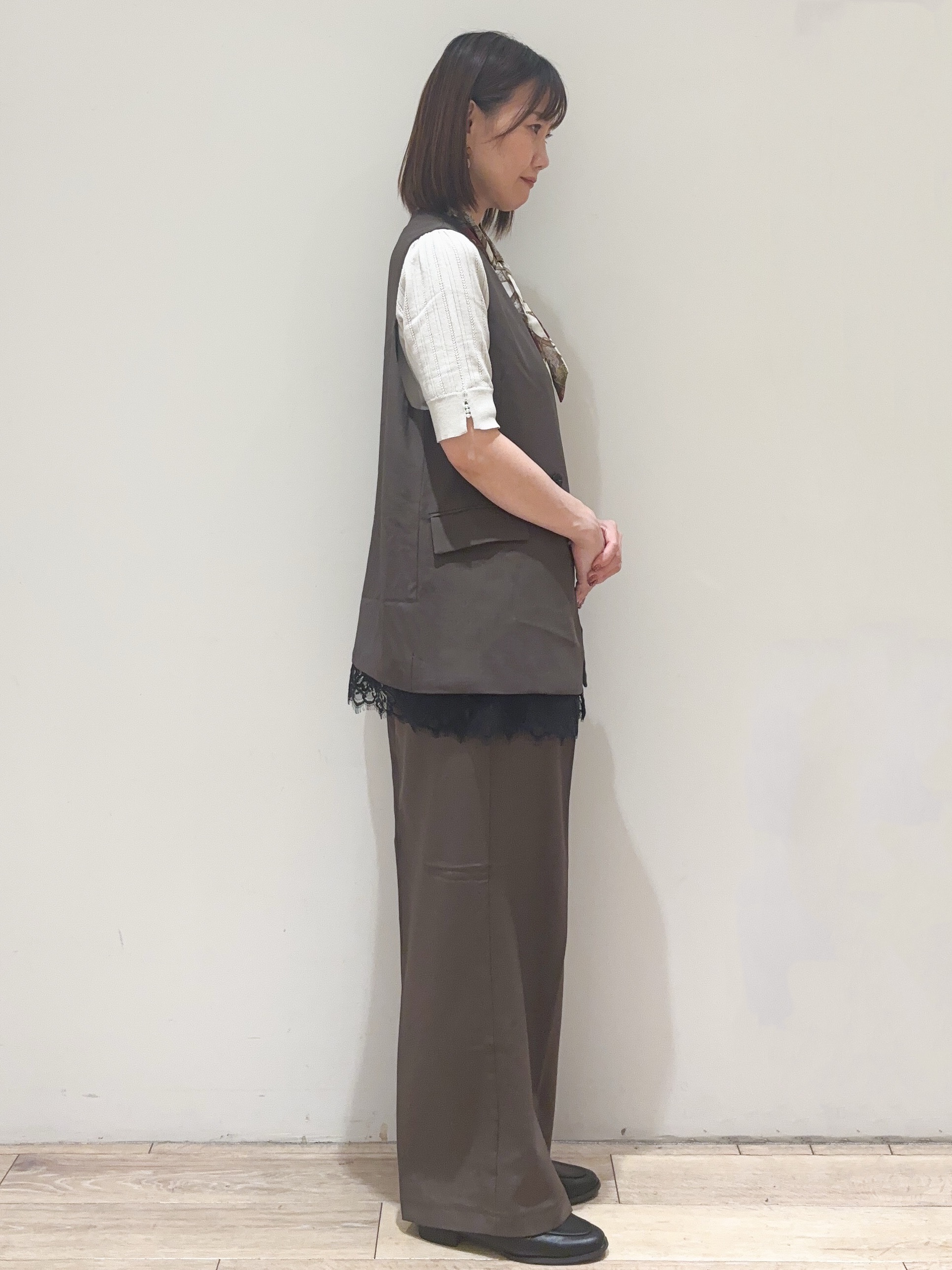 MIKIさんの「index｜裾レースVネックジレ【2WAY ／洗濯機OK】」を使ったコーディネート